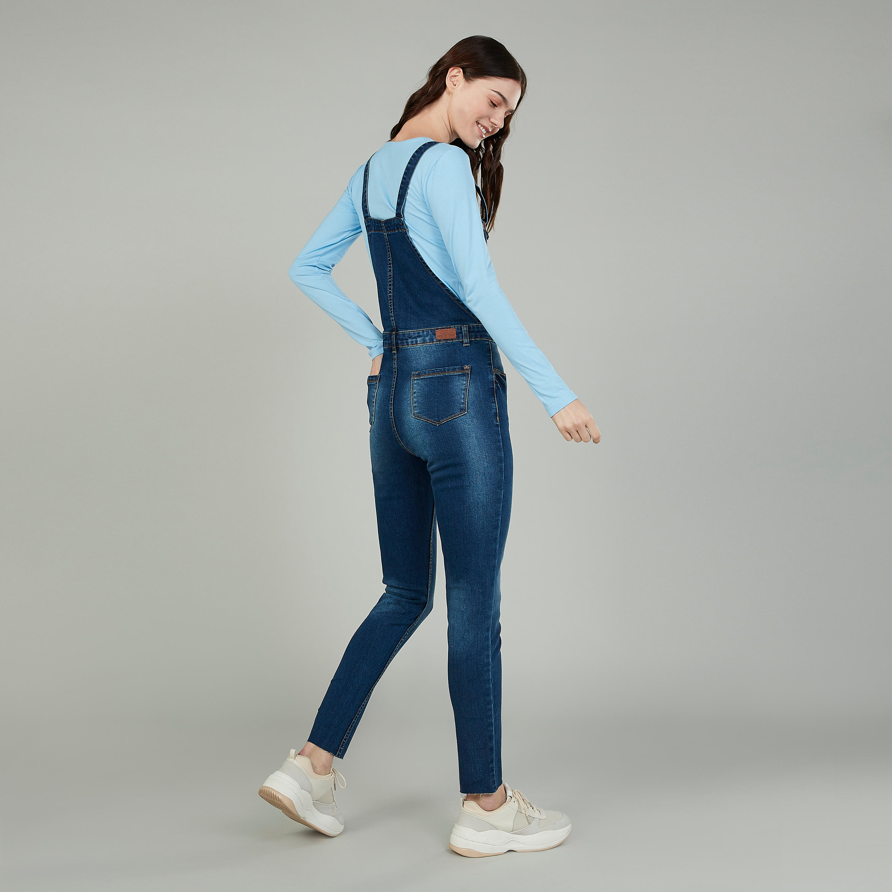 دنغري سادة بتفاصيل جيوب و زر إغلاق-women-clothing-bottoms-jeans-image-2