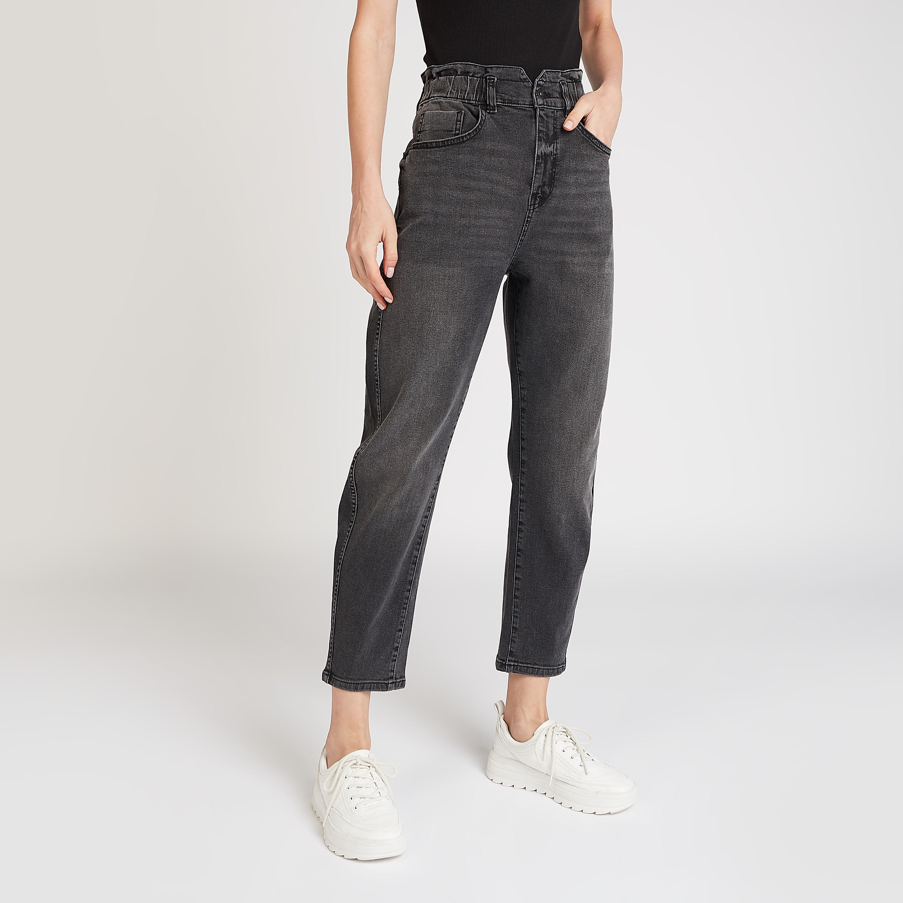 بنطلون جينز سادة بخصر متوسّط الإرتفاع وجيوب وعراوي حزام-women-clothing-bottoms-jeans-image-1