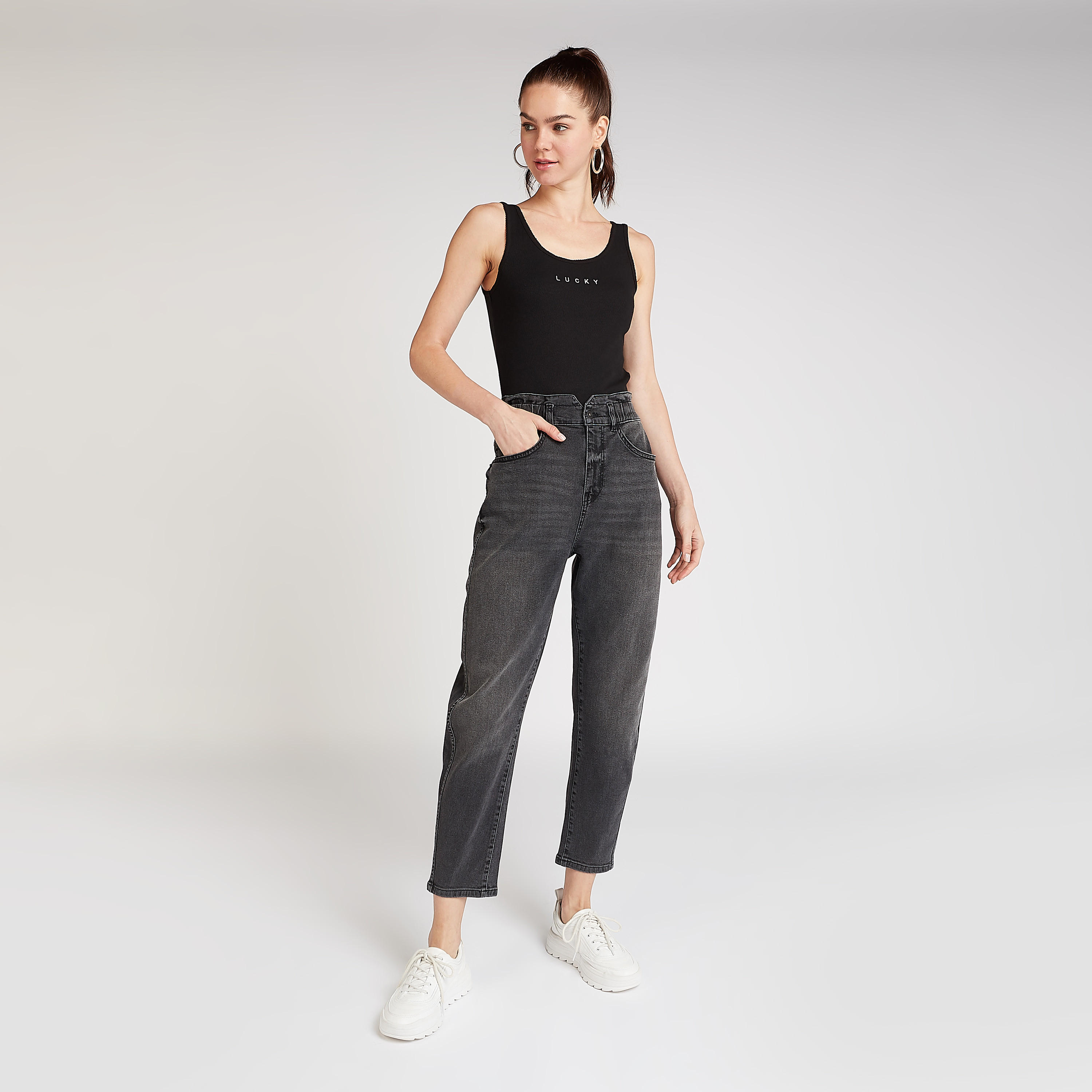 بنطلون جينز سادة بخصر متوسّط الإرتفاع وجيوب وعراوي حزام-women-clothing-bottoms-jeans-image-2
