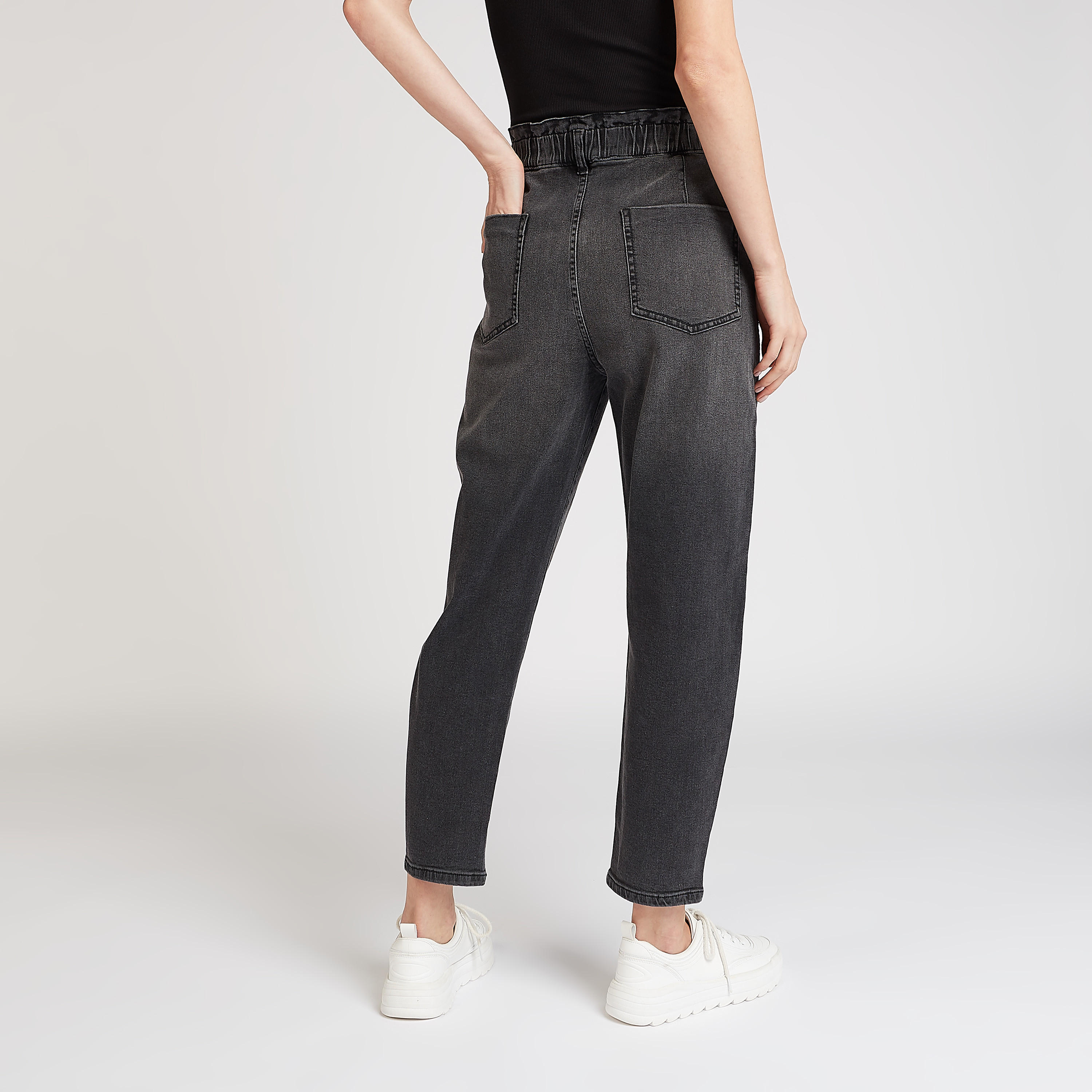 بنطلون جينز سادة بخصر متوسّط الإرتفاع وجيوب وعراوي حزام-women-clothing-bottoms-jeans-image-4