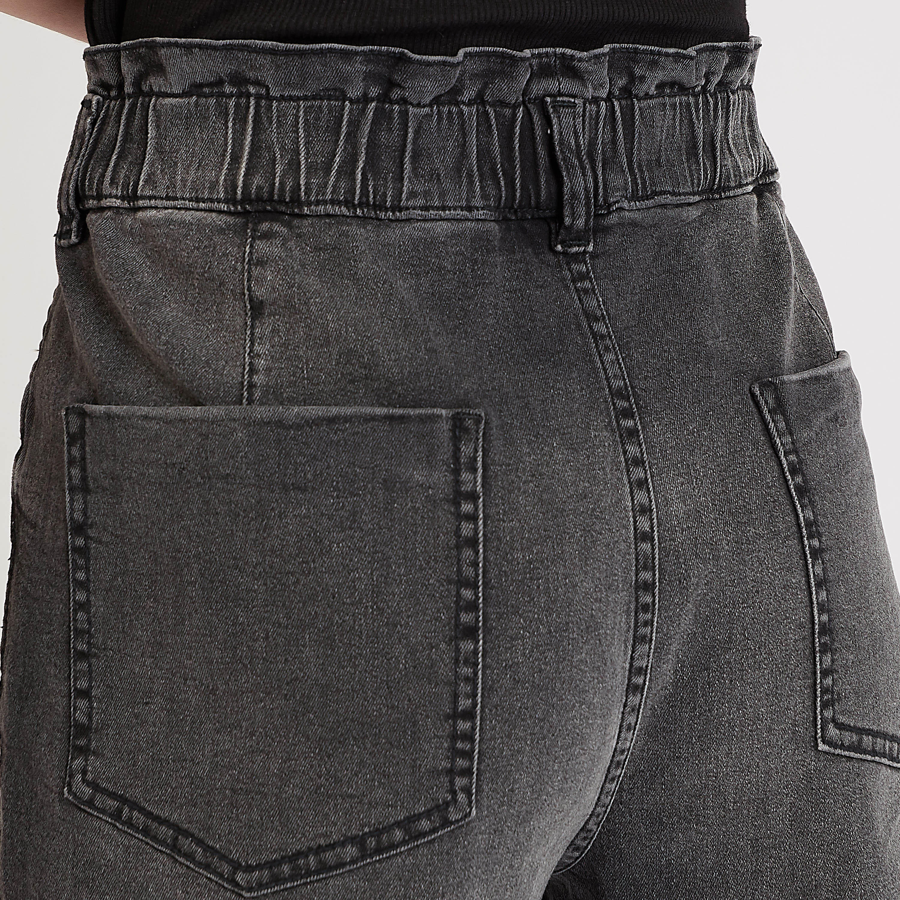 بنطلون جينز سادة بخصر متوسّط الإرتفاع وجيوب وعراوي حزام-women-clothing-bottoms-jeans-image-5