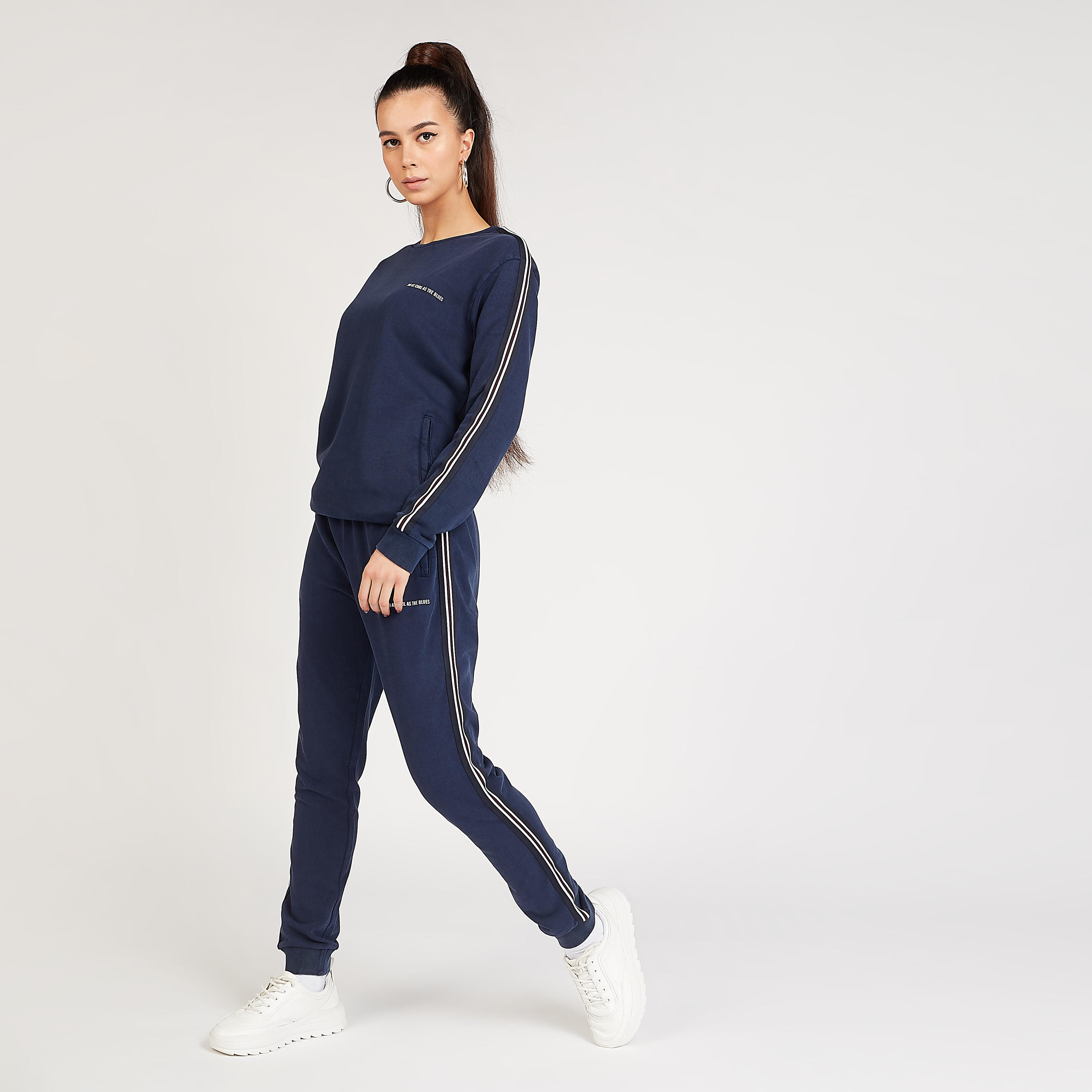 بنطلون رياضي سليم فيت بارز الملمس بتفاصيل مخططة-women-clothing-bottoms-joggers-image-2