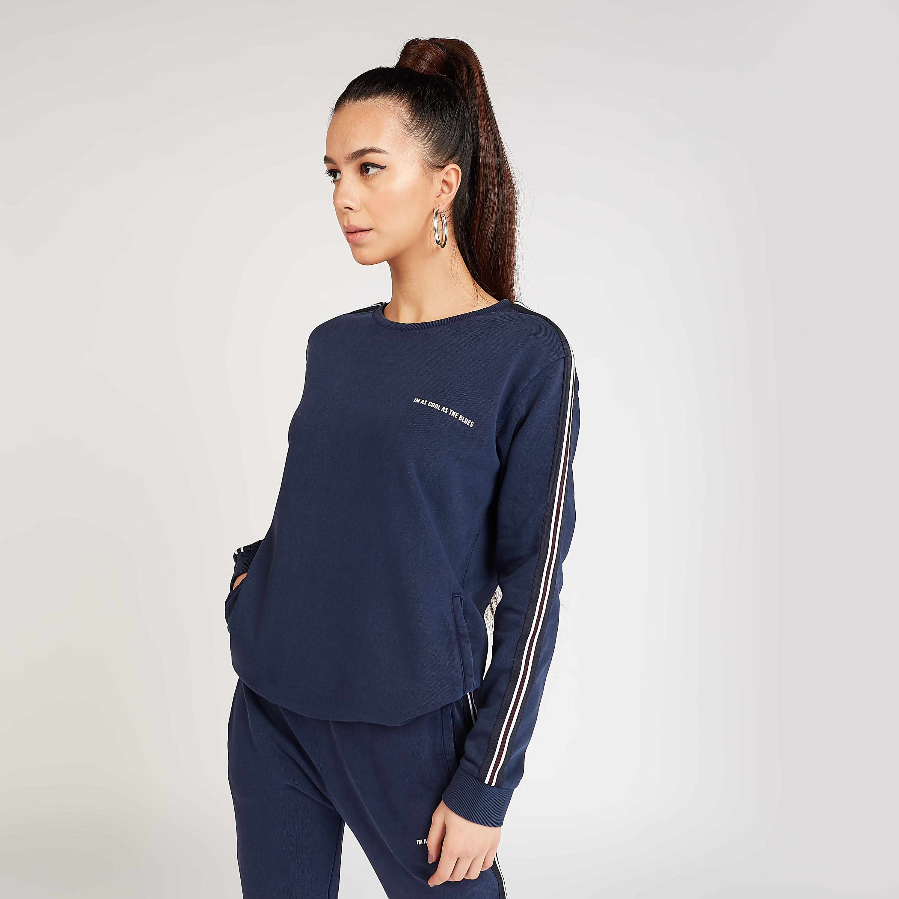 سويت شيرت مستدام بتفاصيل مخطّطة وأكمام طويلة وتفاصيل جيوب-women-winterwear-hoodiesandsweatshirts-sweatshirts-image-1