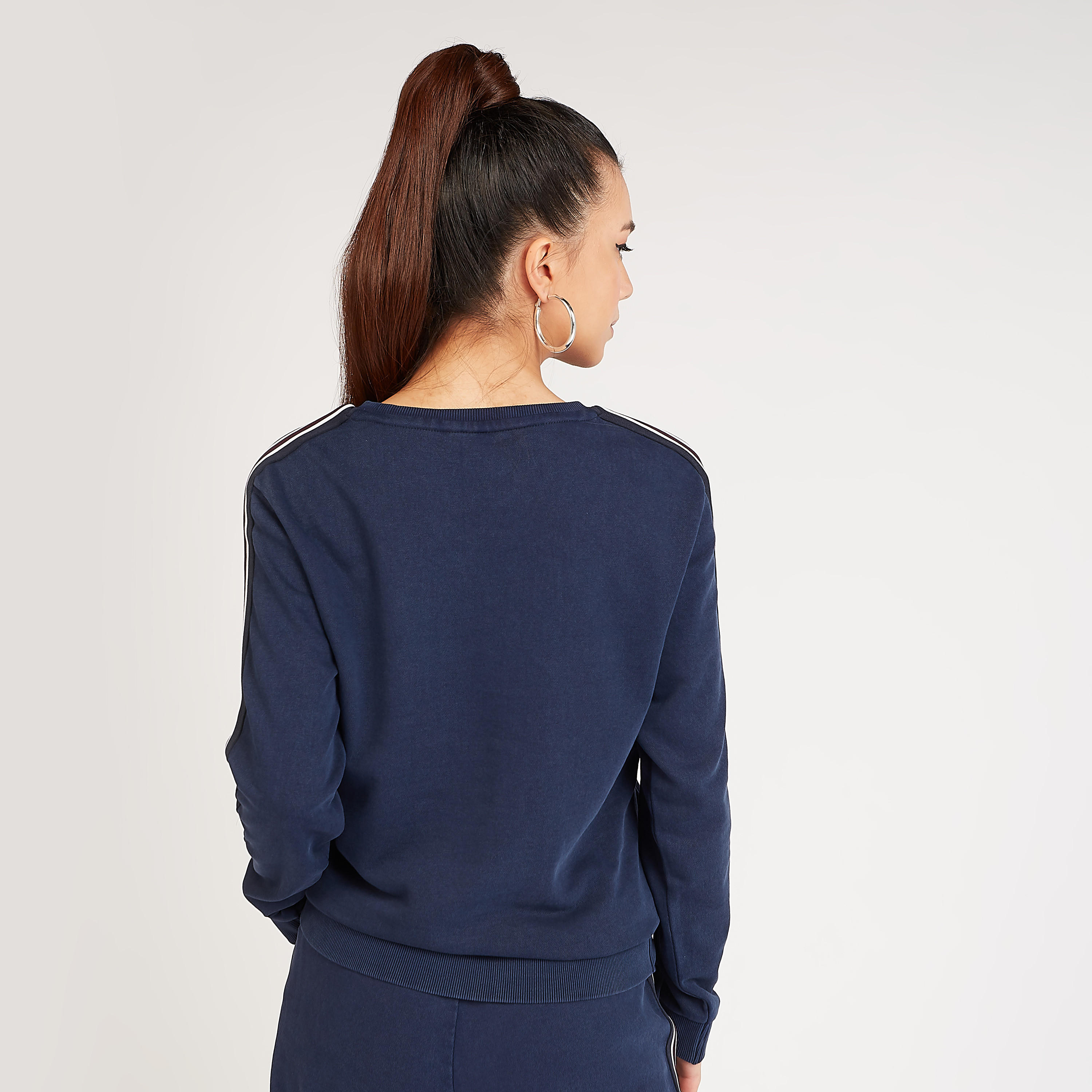 سويت شيرت مستدام بتفاصيل مخطّطة وأكمام طويلة وتفاصيل جيوب-women-winterwear-hoodiesandsweatshirts-sweatshirts-image-4