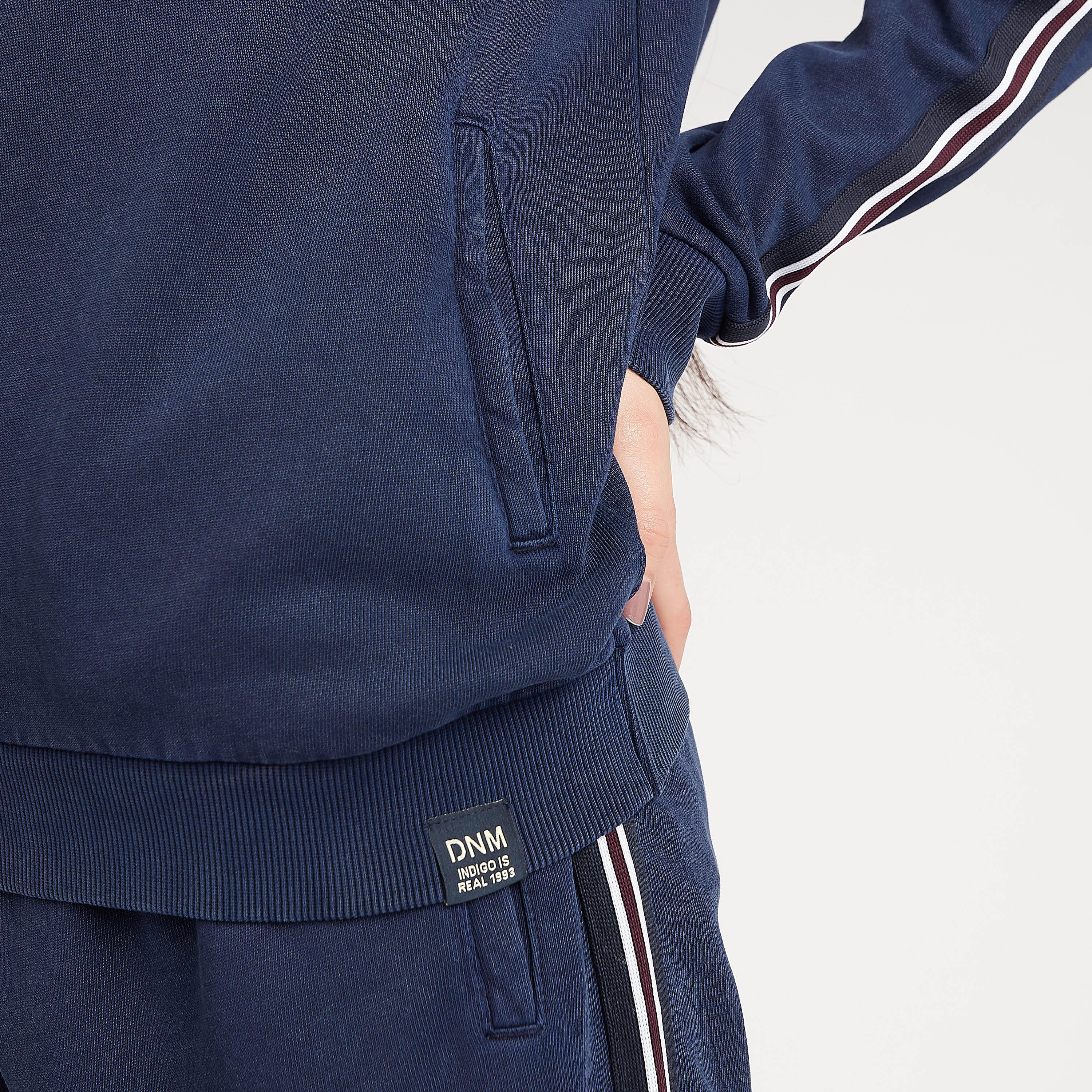 سويت شيرت مستدام بتفاصيل مخطّطة وأكمام طويلة وتفاصيل جيوب-women-winterwear-hoodiesandsweatshirts-sweatshirts-image-5
