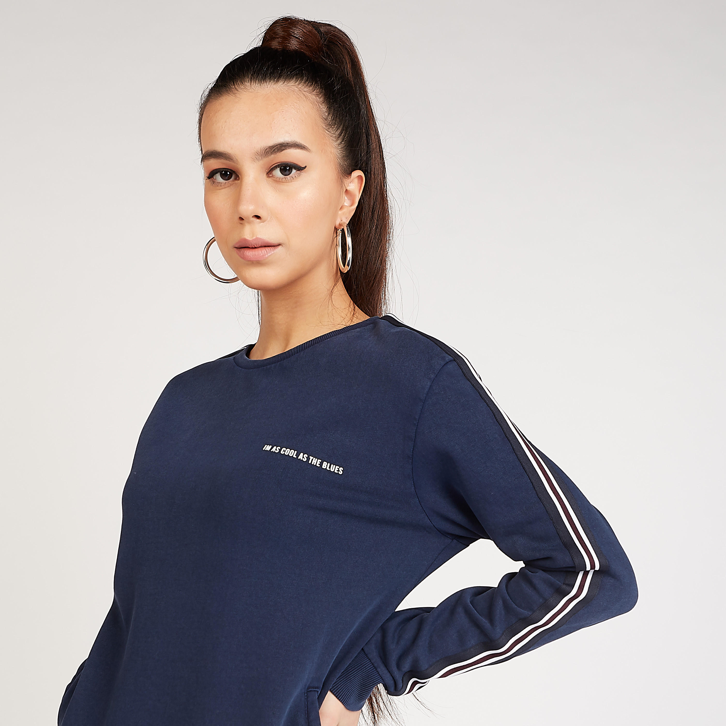 سويت شيرت مستدام بتفاصيل مخطّطة وأكمام طويلة وتفاصيل جيوب-women-winterwear-hoodiesandsweatshirts-sweatshirts-image-6