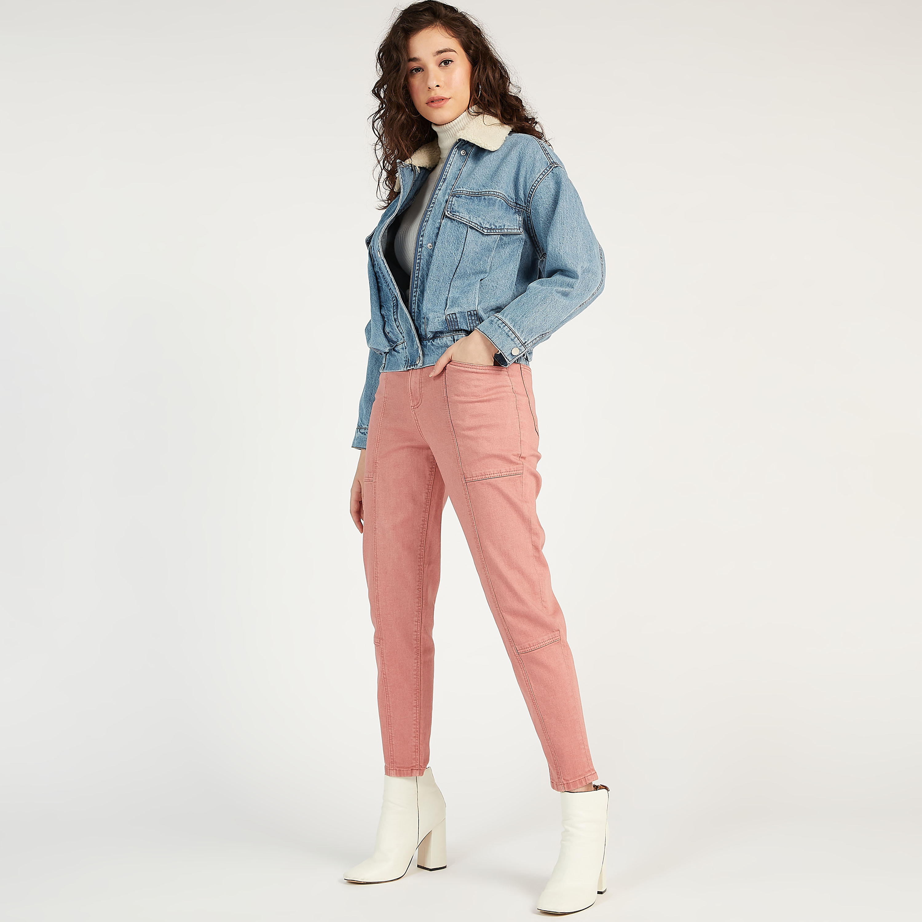 بنطلون جينز بارز الملمس موم فيت بخصر مرتفع وجيوب وعراوي حزام-women-clothing-bottoms-jeans-image-2