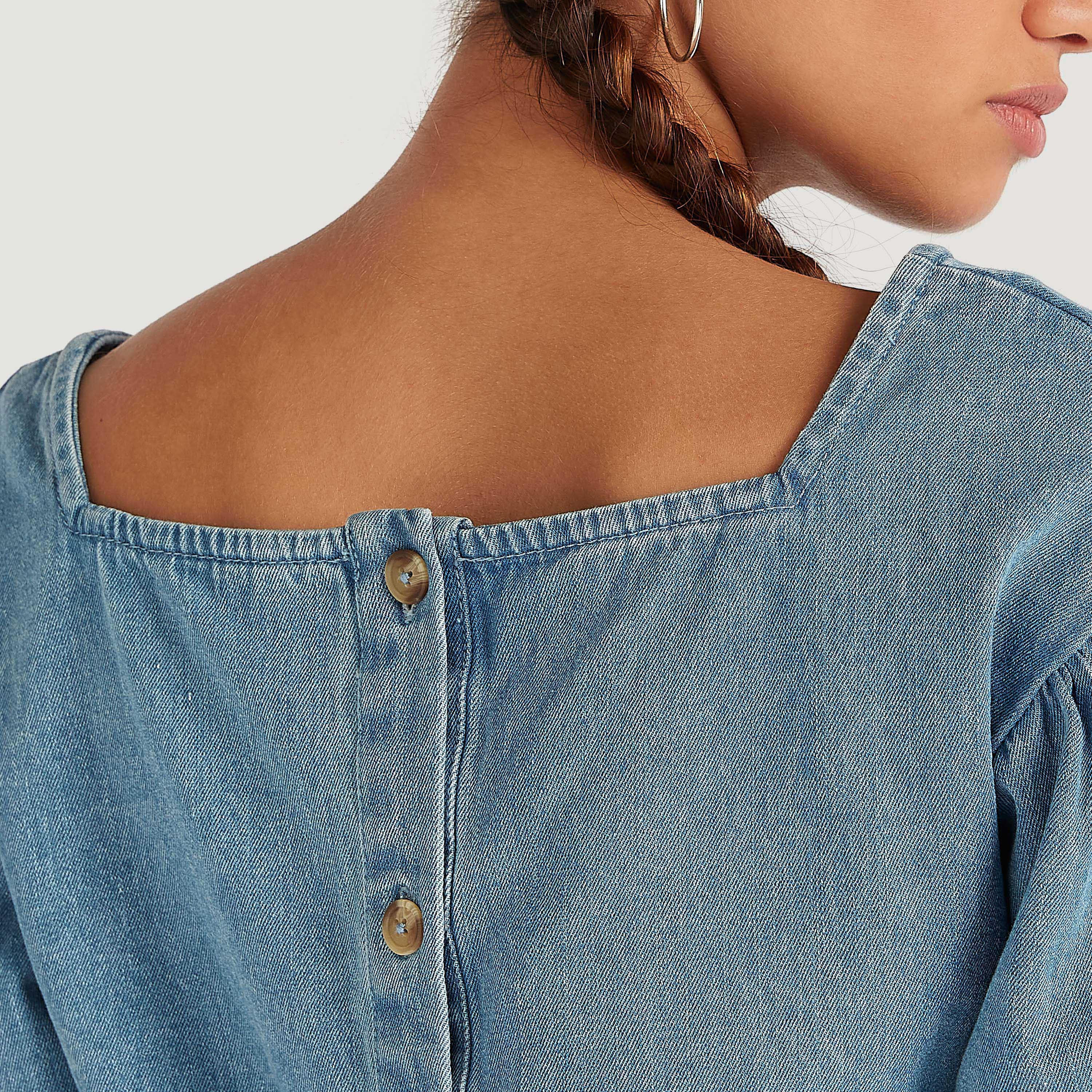 بلوزة دنيم سادة بياقة قارب وأكمام منفوخة وزر إغلاق-women-clothing-shirtsandblouses-blouses-image-3