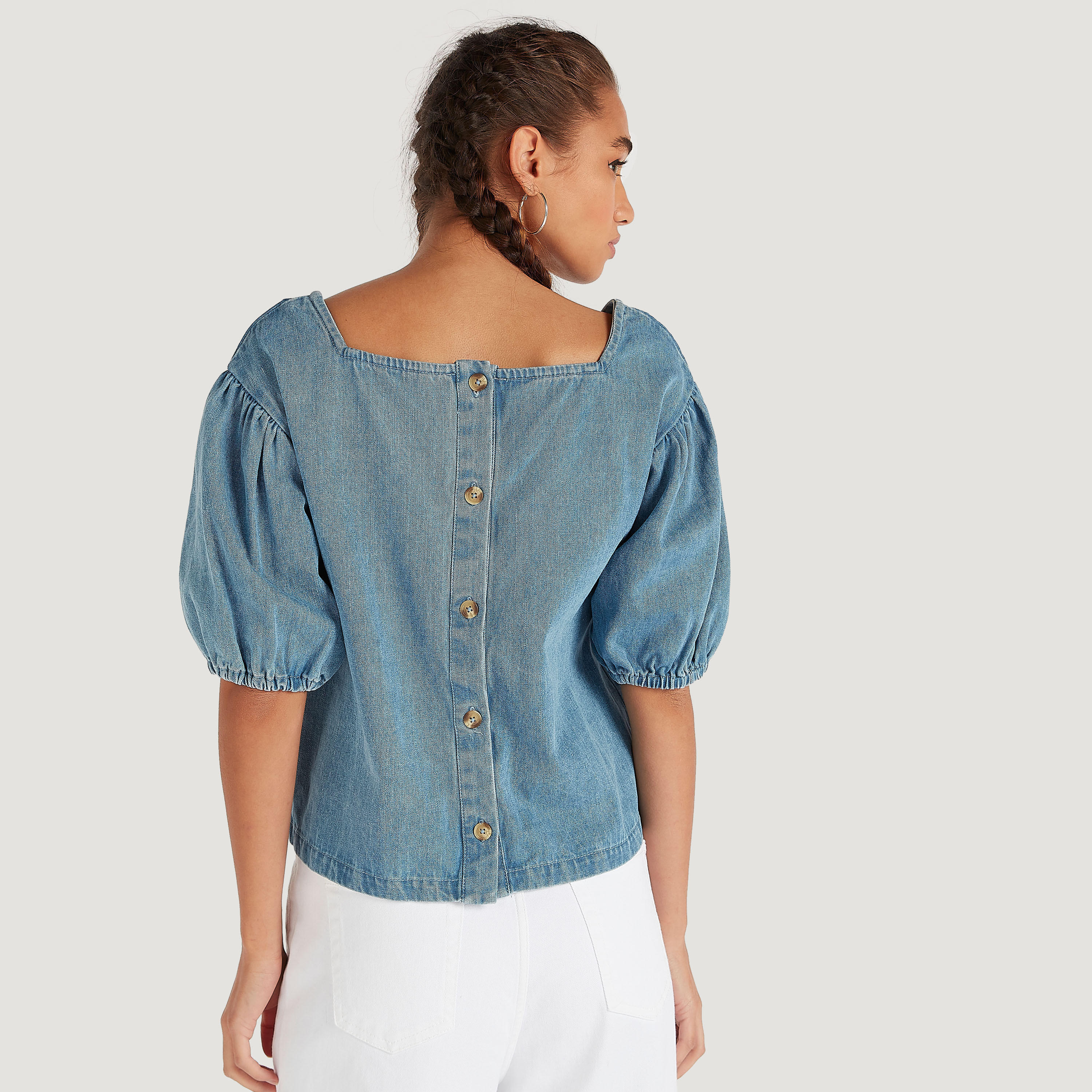 بلوزة دنيم سادة بياقة قارب وأكمام منفوخة وزر إغلاق-women-clothing-shirtsandblouses-blouses-image-4