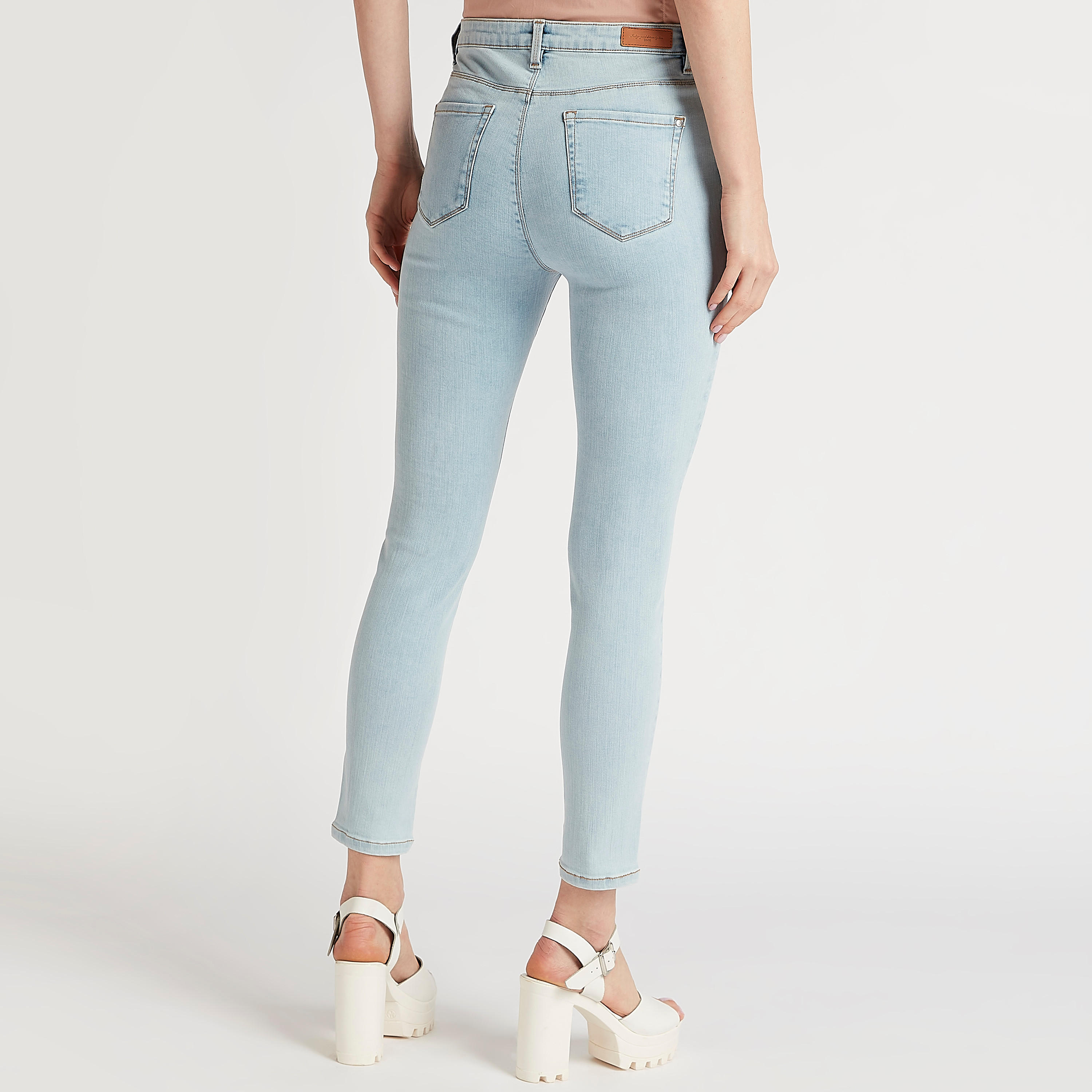 بنطلون جينز دنيم قصير مضلّع سوبر سكيني فيت وزر إغلاق-women-clothing-bottoms-jeans-image-4