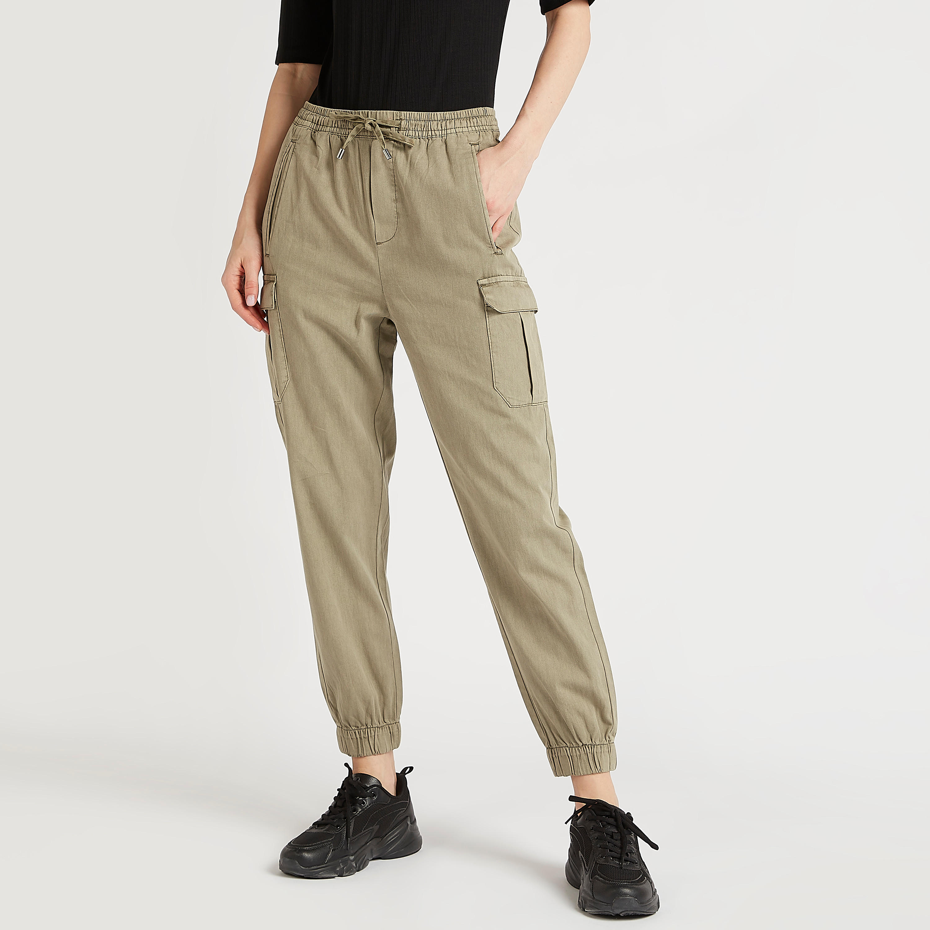 بنطلون رياضي سادة بأطراف مطّاطيّة وجيوب بطيّة وخصر مطّاطي-women-clothing-bottoms-joggers-image-4