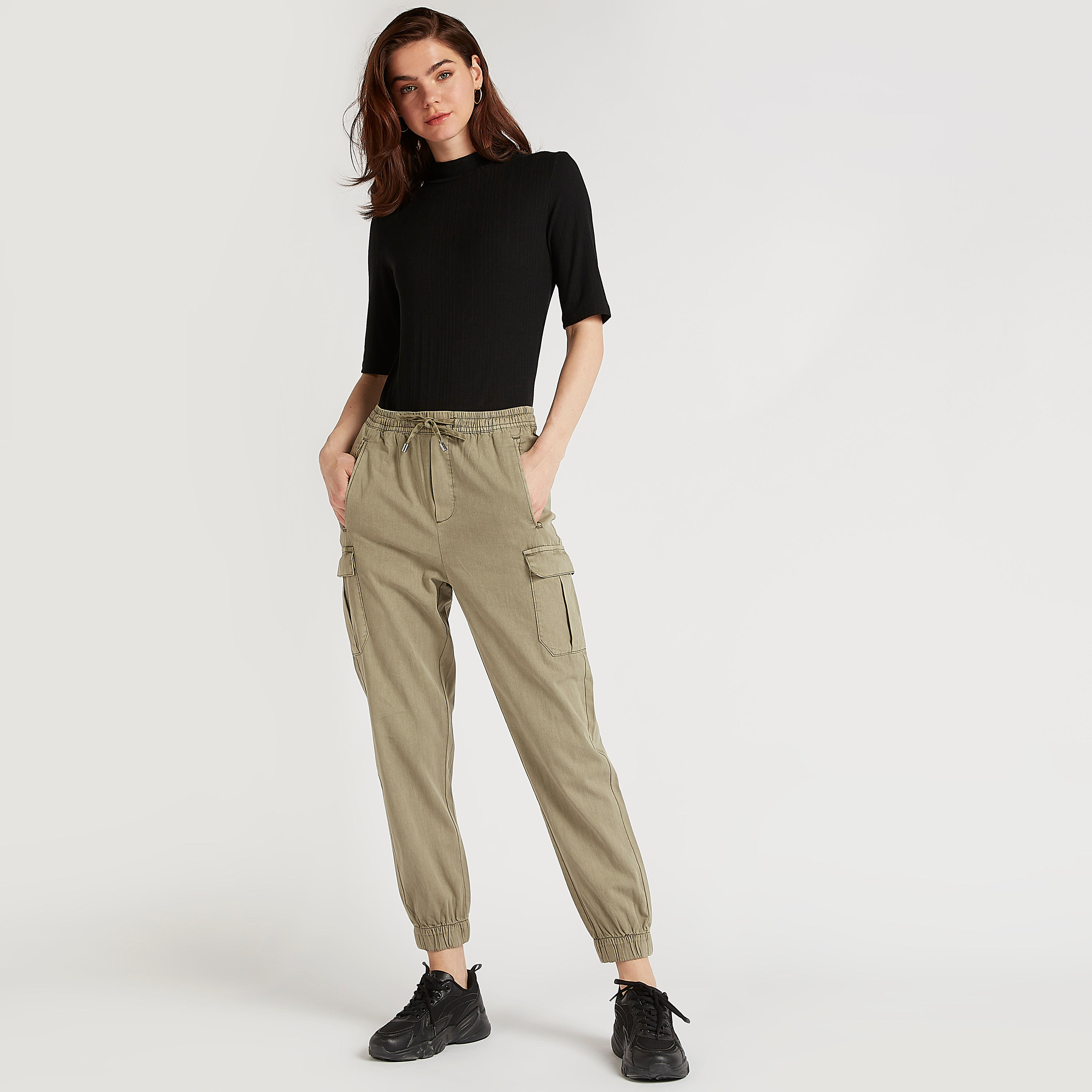 بنطلون رياضي سادة بأطراف مطّاطيّة وجيوب بطيّة وخصر مطّاطي-women-clothing-bottoms-joggers-image-3