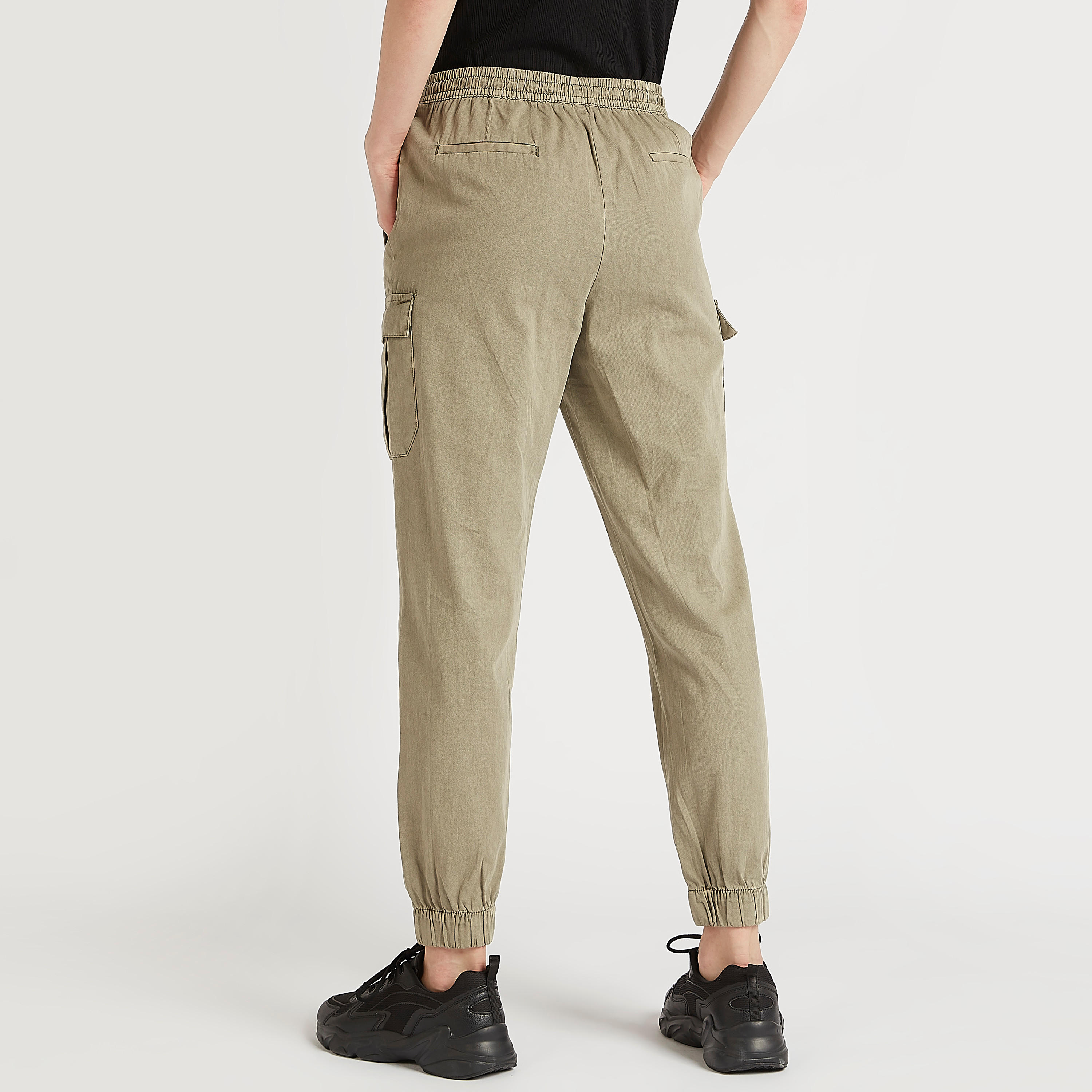 بنطلون رياضي سادة بأطراف مطّاطيّة وجيوب بطيّة وخصر مطّاطي-women-clothing-bottoms-joggers-image-1
