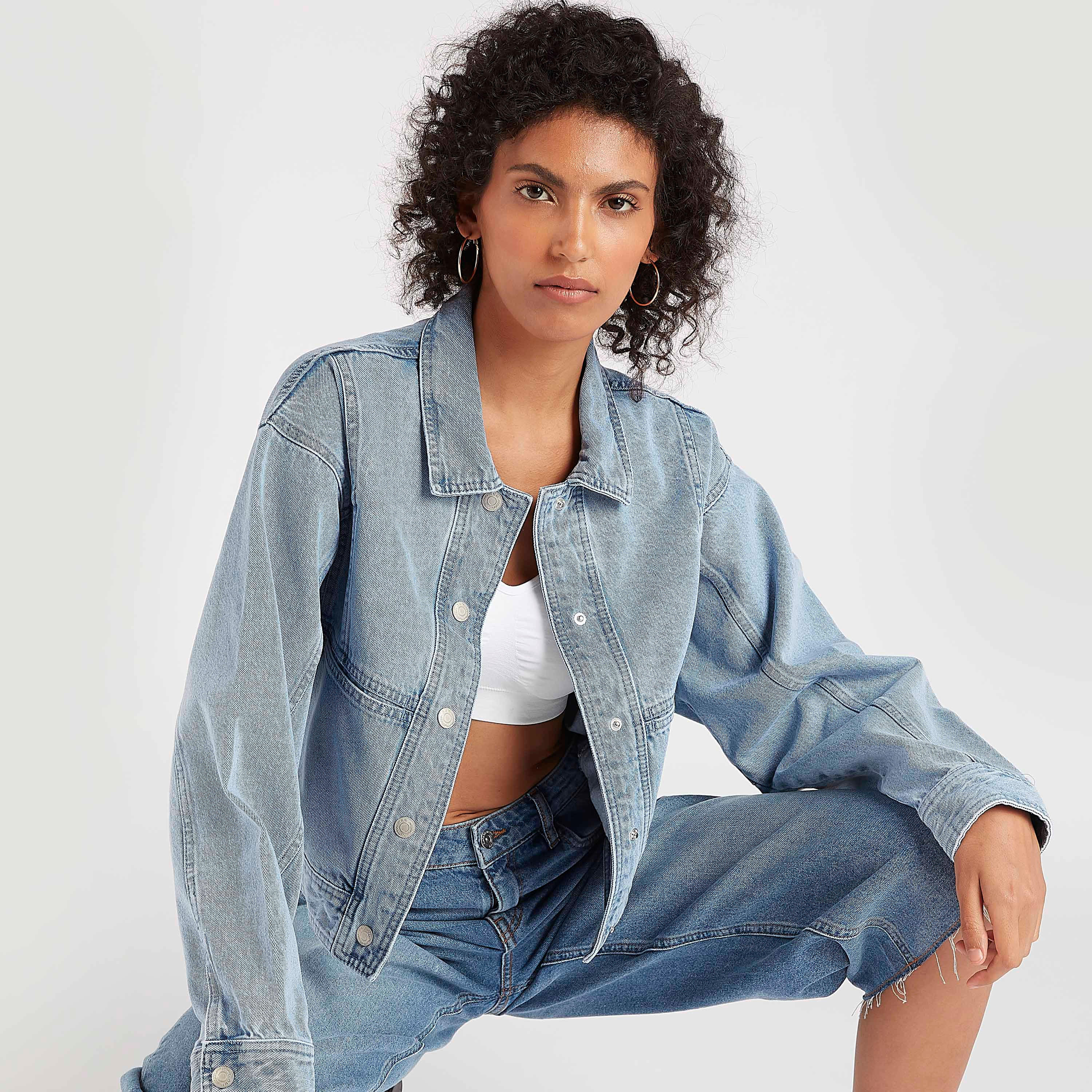 بنطلون قصير سادة بخصر متوسّط الارتفاع وزر إغلاق وجيوب-women-clothing-bottoms-jeans-image-4