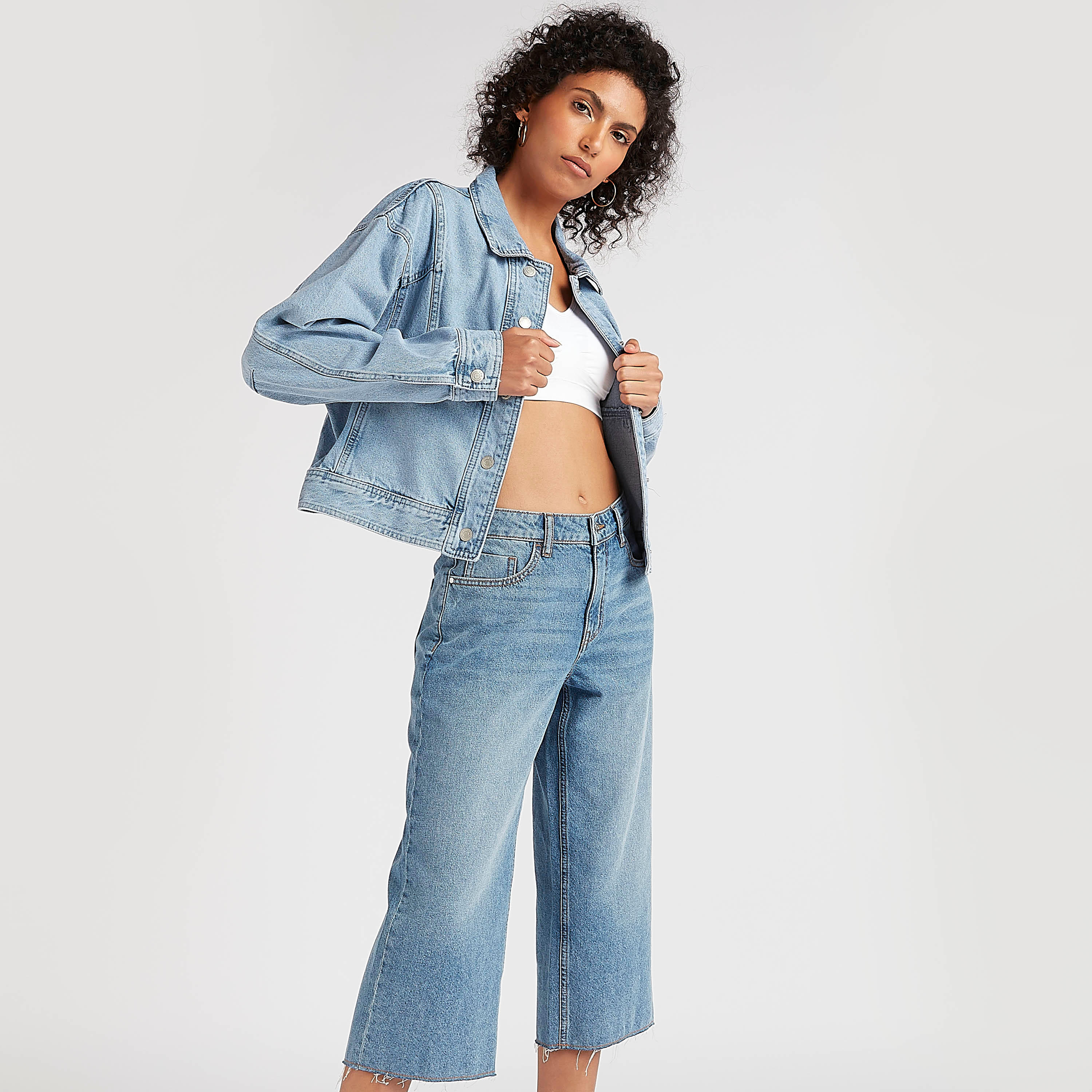 بنطلون قصير سادة بخصر متوسّط الارتفاع وزر إغلاق وجيوب-women-clothing-bottoms-jeans-image-1