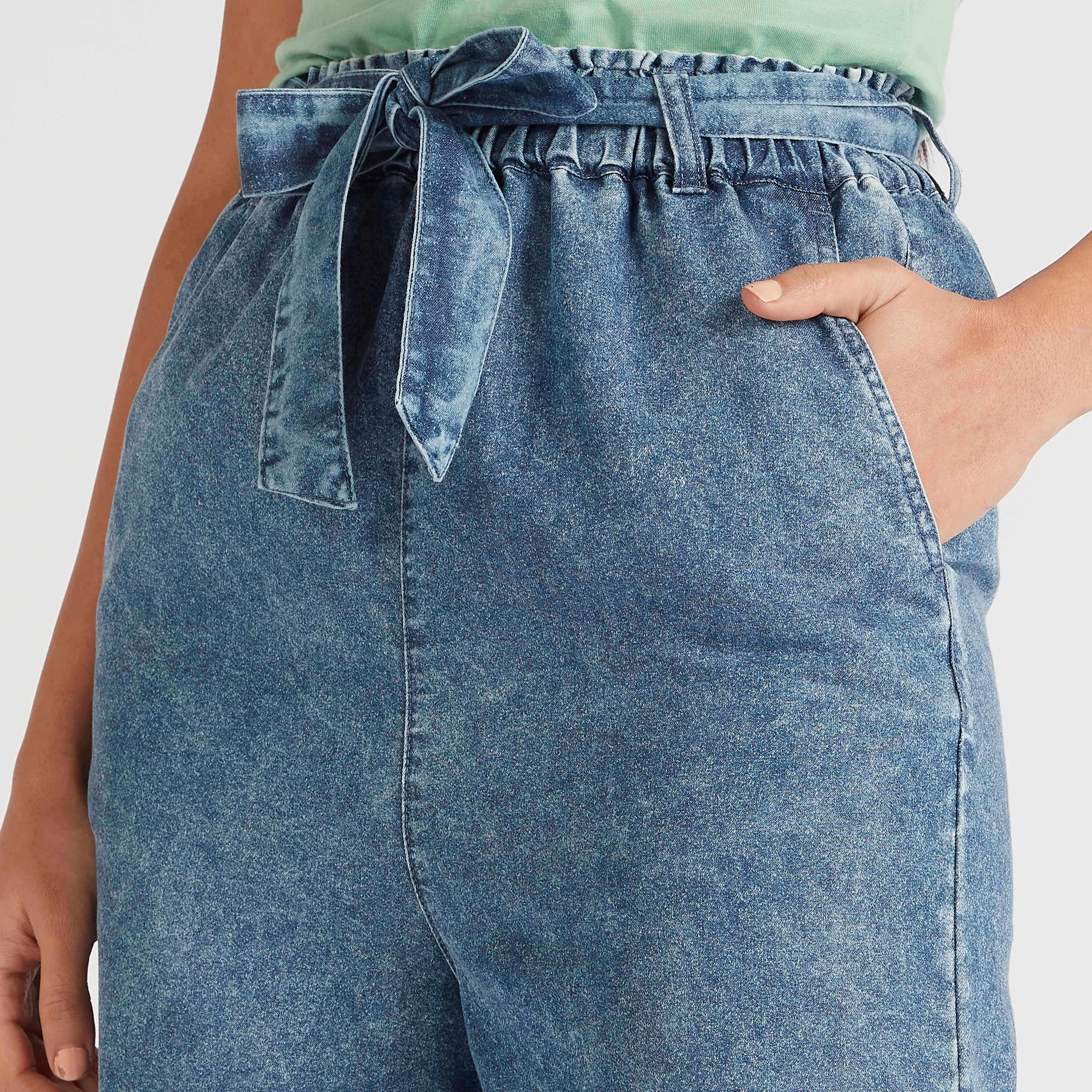 بنطلون قصير دنيم سادة بخصر متوسط الارتفاع وحزام رباط-women-clothing-bottoms-trousers-image-3
