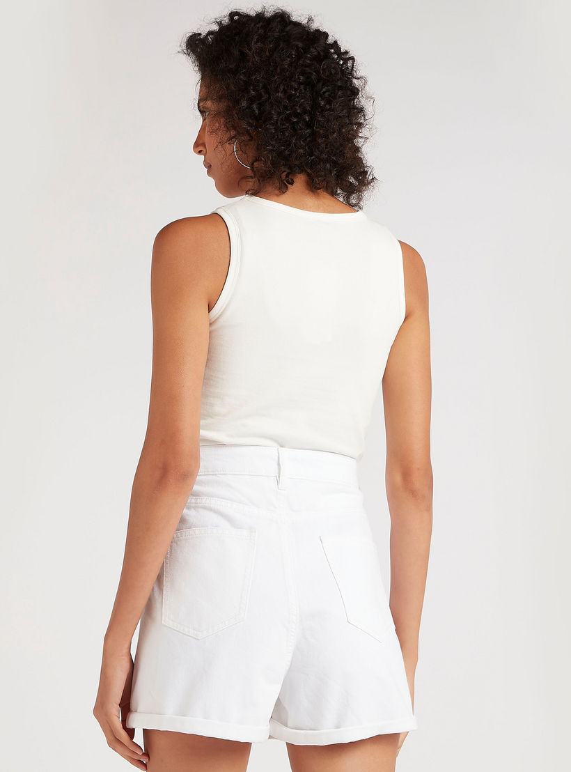 بنطلون دنيم سادة بخصر مرتفع وجيوب-women-clothing-bottoms-shorts-image-1