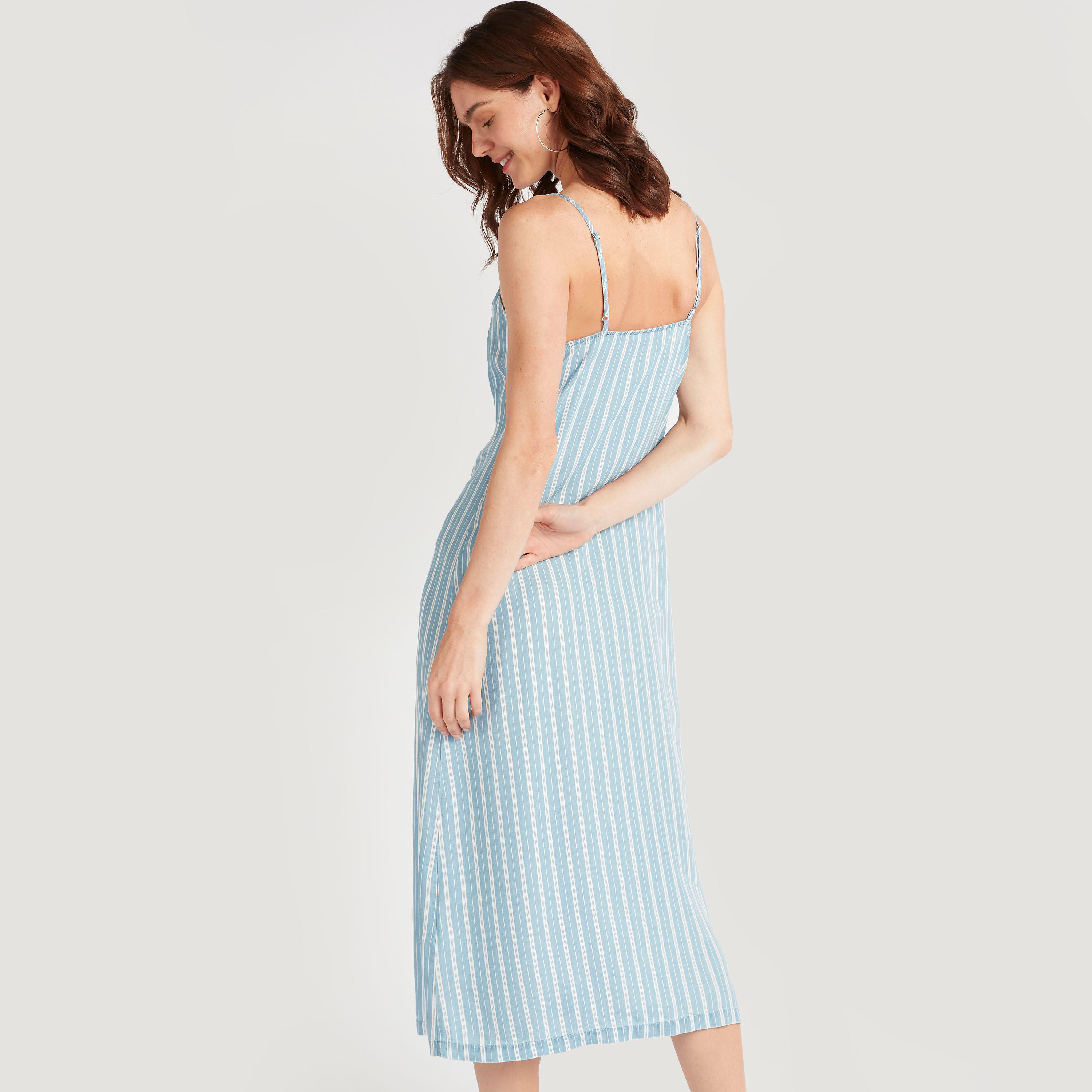 فستان واسع ميدي مقلّم بياقة v ووصلة أزرار-women-clothing-dresses-image-1
