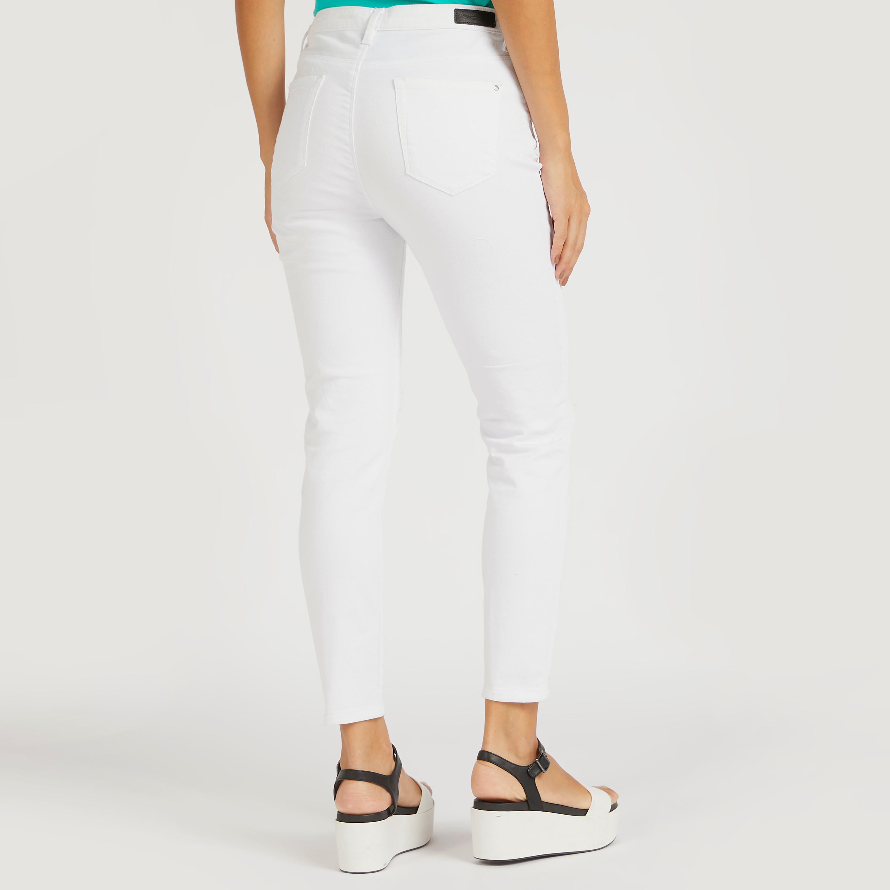 بنطلون جينز قصير مضلّع بقصّة سوبر سكيني وجيوب-women-clothing-bottoms-jeans-image-5