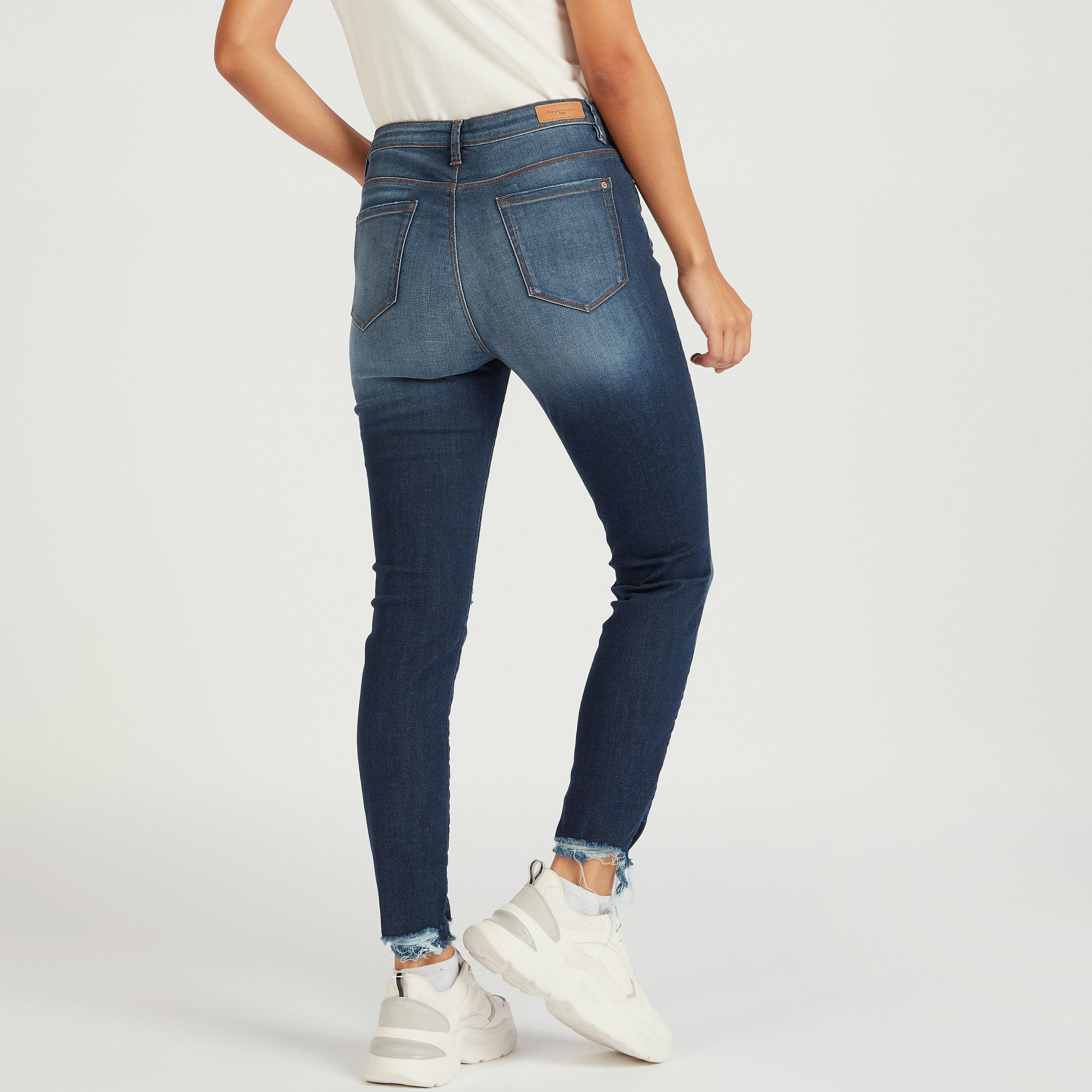 بنطلون جينز مضلّع بقصّة سوبر سكيني وزر إغلاق-women-clothing-bottoms-jeans-image-4