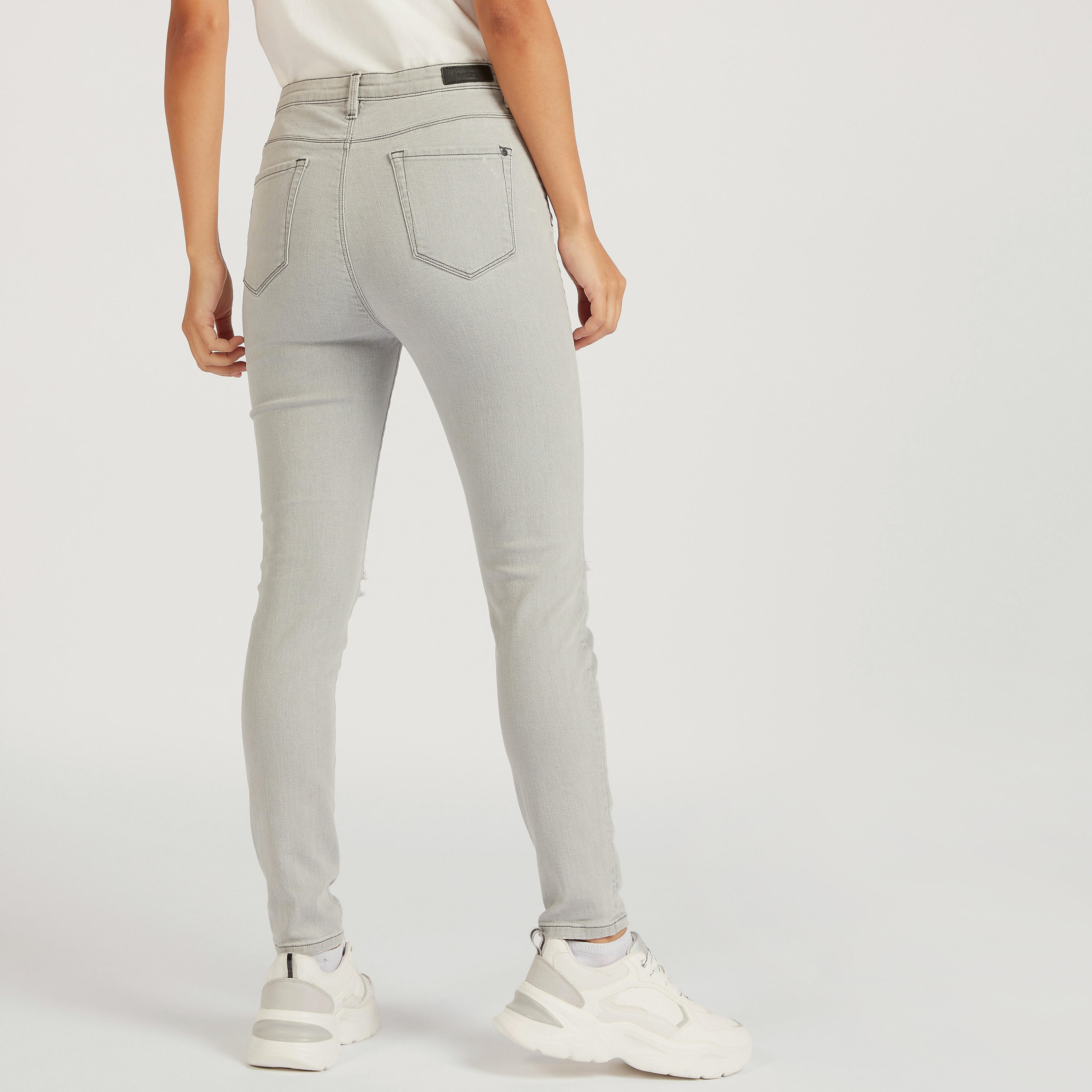 بنطلون جينز مضلّع بقصّة سوبر سكيني وزر إغلاق-women-clothing-bottoms-jeans-image-4