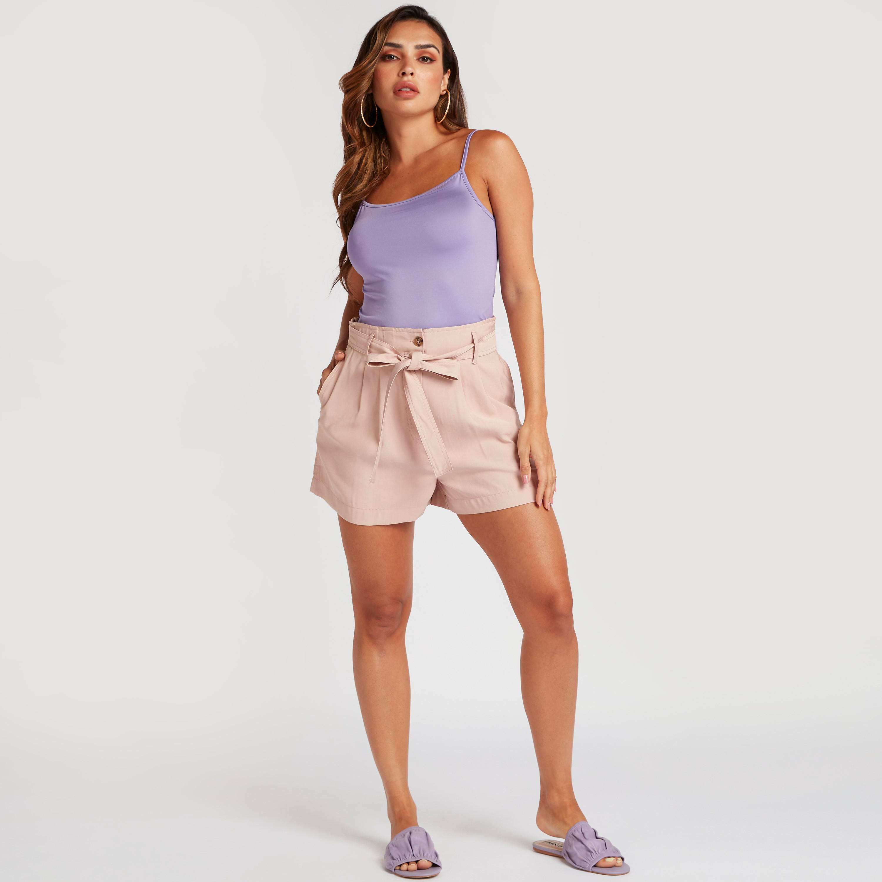 شورت سادة بطول الركبة وبخصر مرتفع وجيوب وحزام رباط-women-clothing-bottoms-shorts-image-3