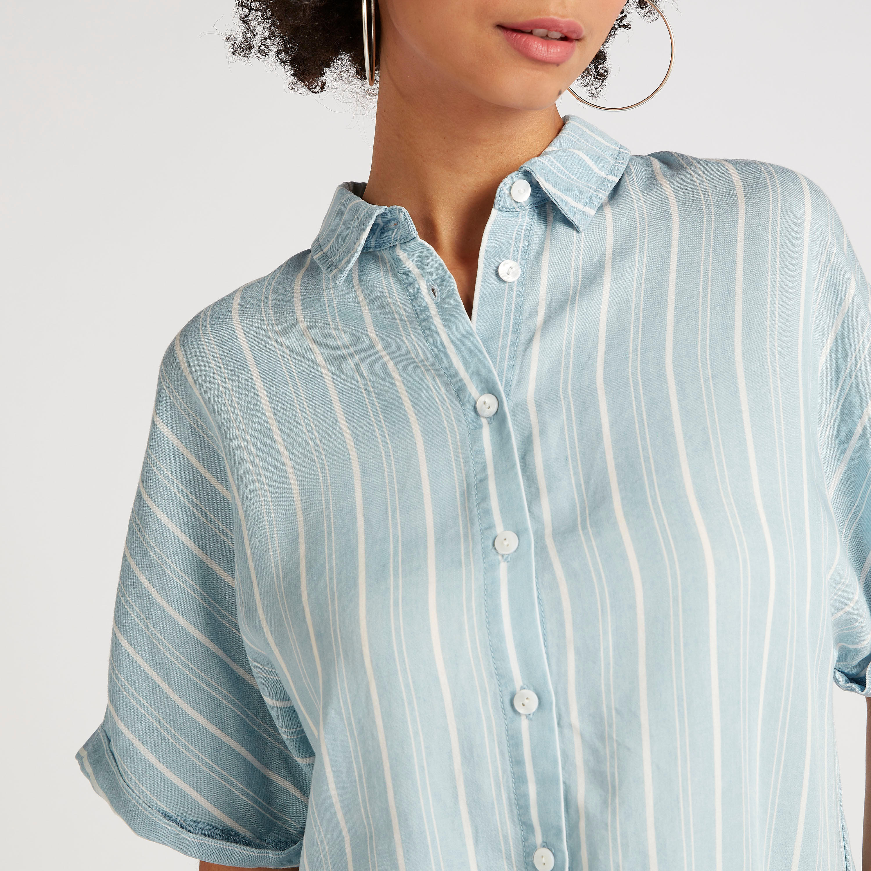 قميص مخطّط بياقة واسعة وأربطة أماميّة-women-clothing-shirtsandblouses-shirts-image-3