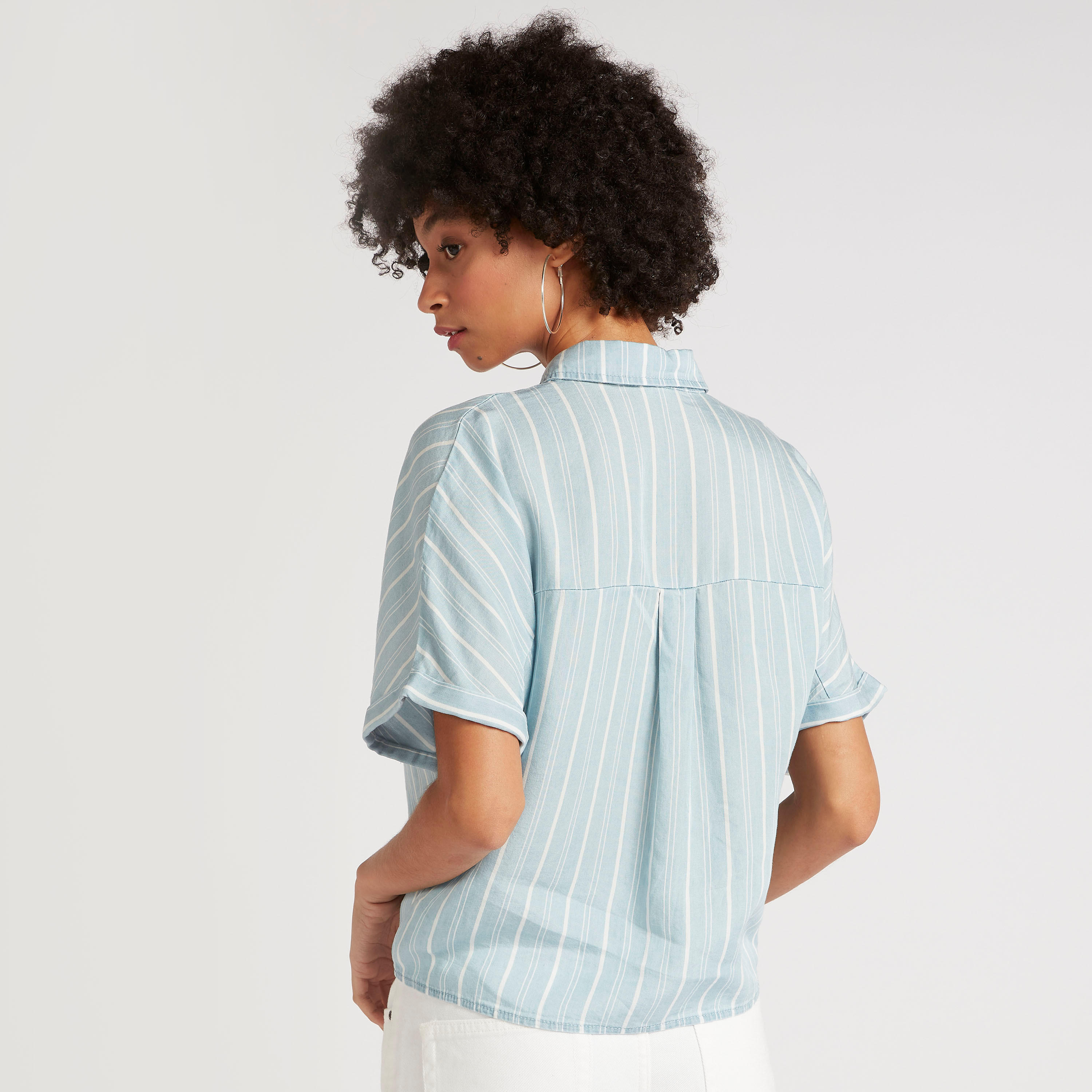 قميص مخطّط بياقة واسعة وأربطة أماميّة-women-clothing-shirtsandblouses-shirts-image-4