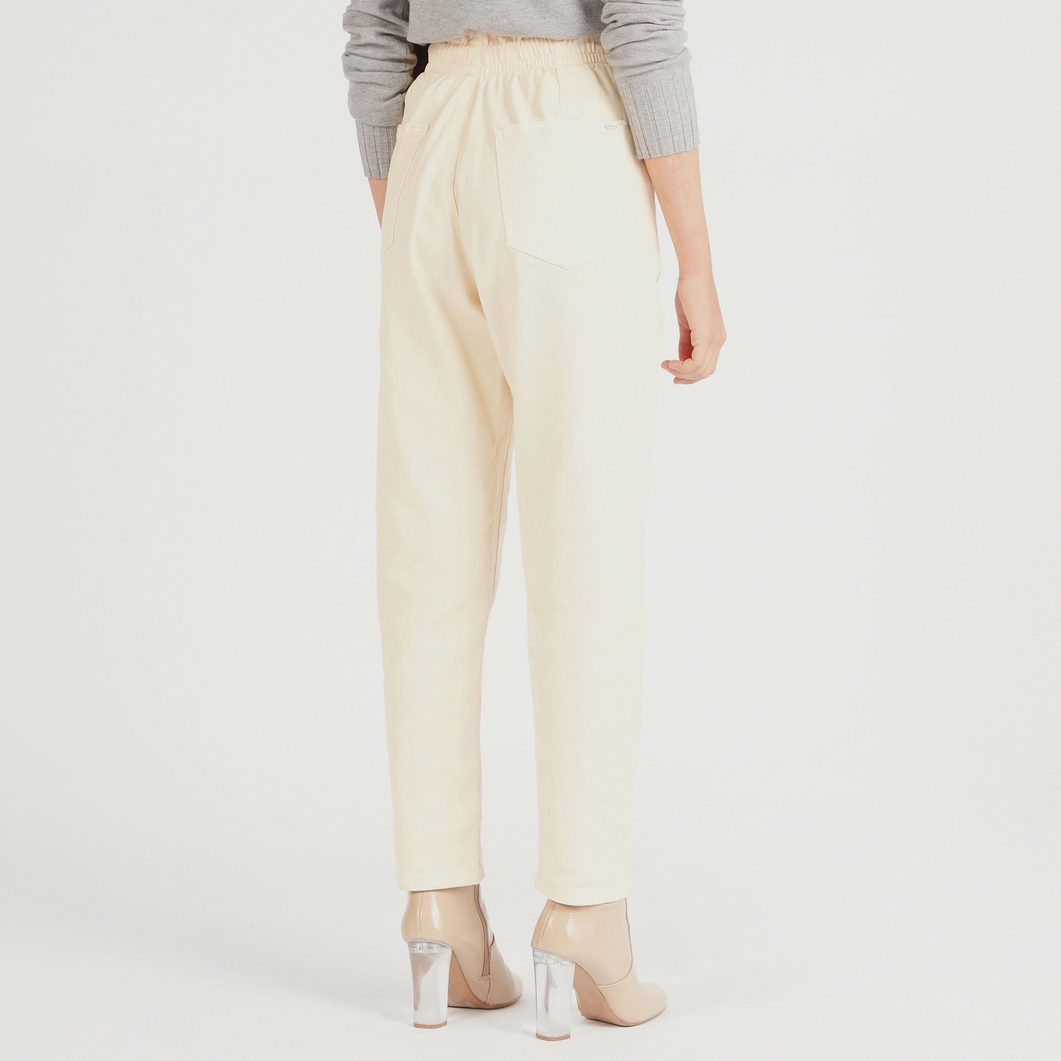 بنطلون جينز سادة بخصر متوسّط الارتفاع وزر إغلاق وجيوب-women-clothing-bottoms-jeans-image-1