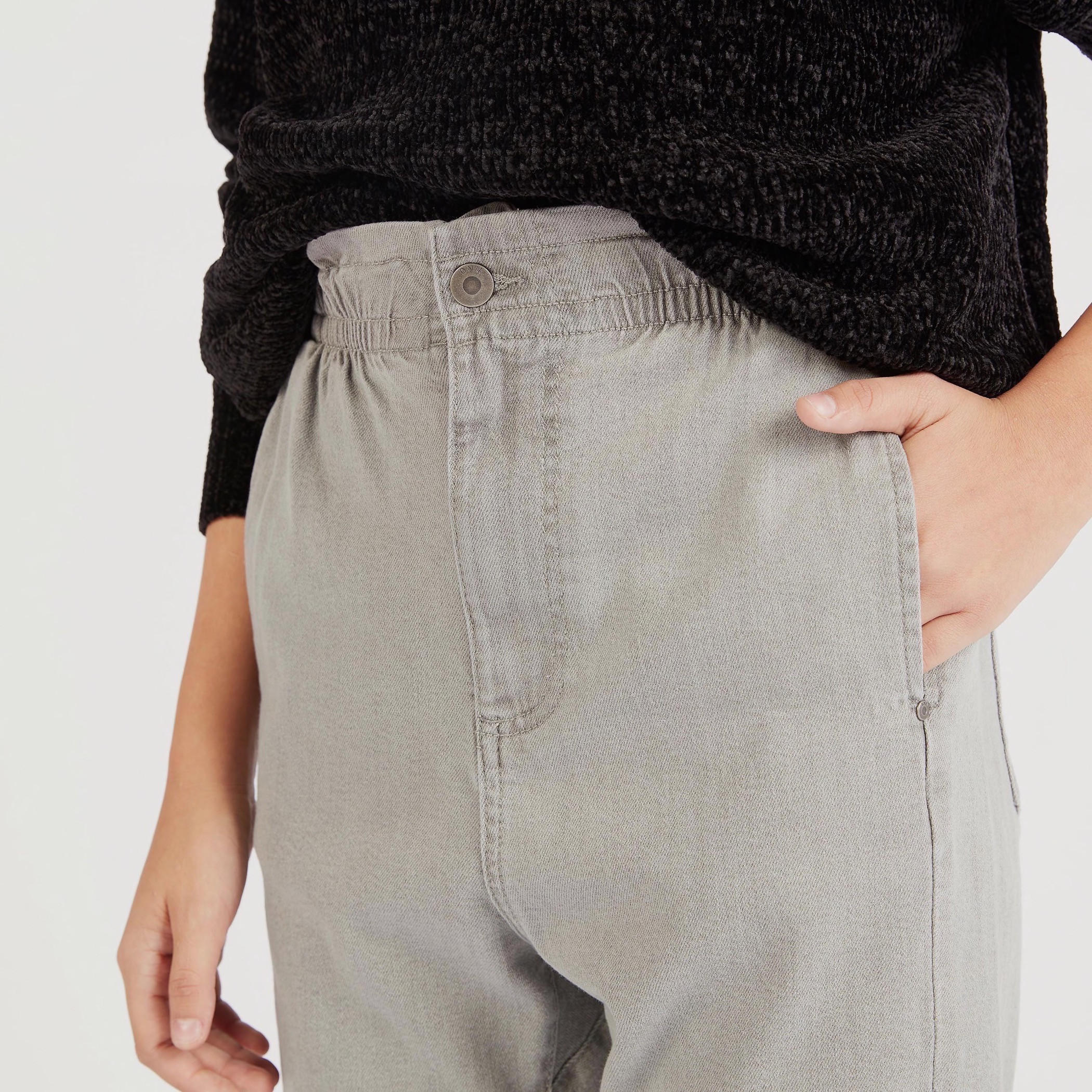 بنطلون جينز سادة بخصر متوسّط الارتفاع وزر إغلاق وجيوب -women-clothing-bottoms-jeans-image-2