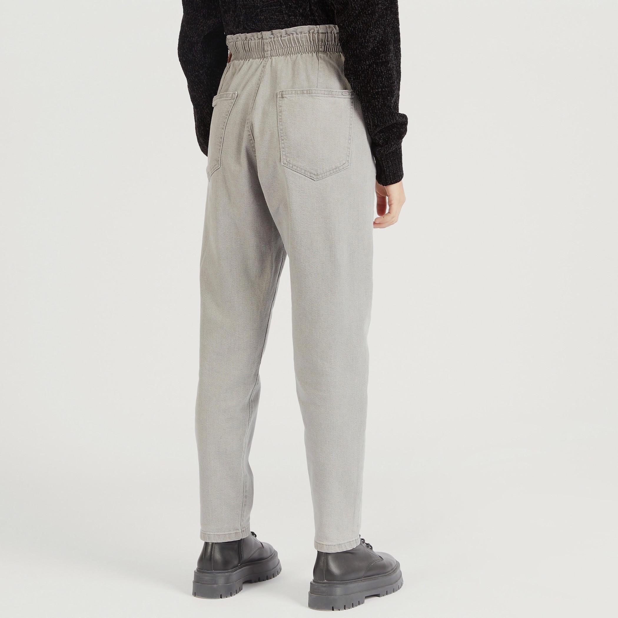 بنطلون جينز سادة بخصر متوسّط الارتفاع وزر إغلاق وجيوب -women-clothing-bottoms-jeans-image-1