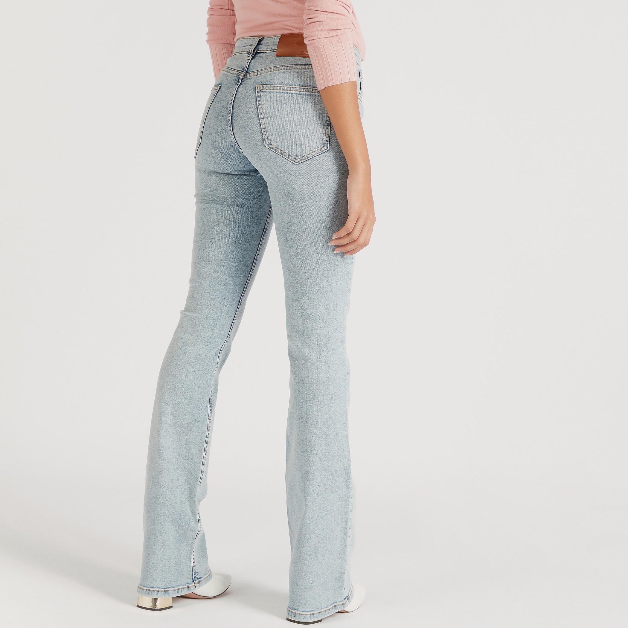 بنطلون جينز بقصّة الأبوات وخصر متوسط الارتفاع وجيوب-women-clothing-bottoms-jeans-image-4