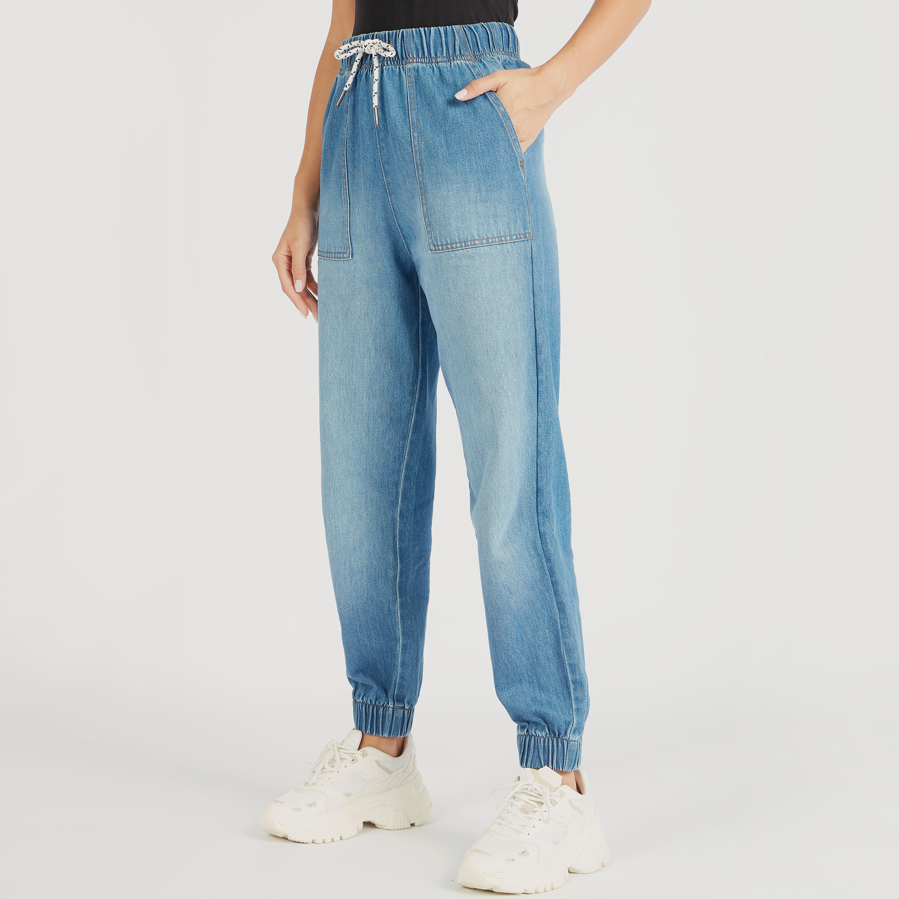 بنطلون رياضي دنيم بخصر متوسط الارتفاع ورباط إغلاق وجيوب-women-clothing-bottoms-joggers-image-4