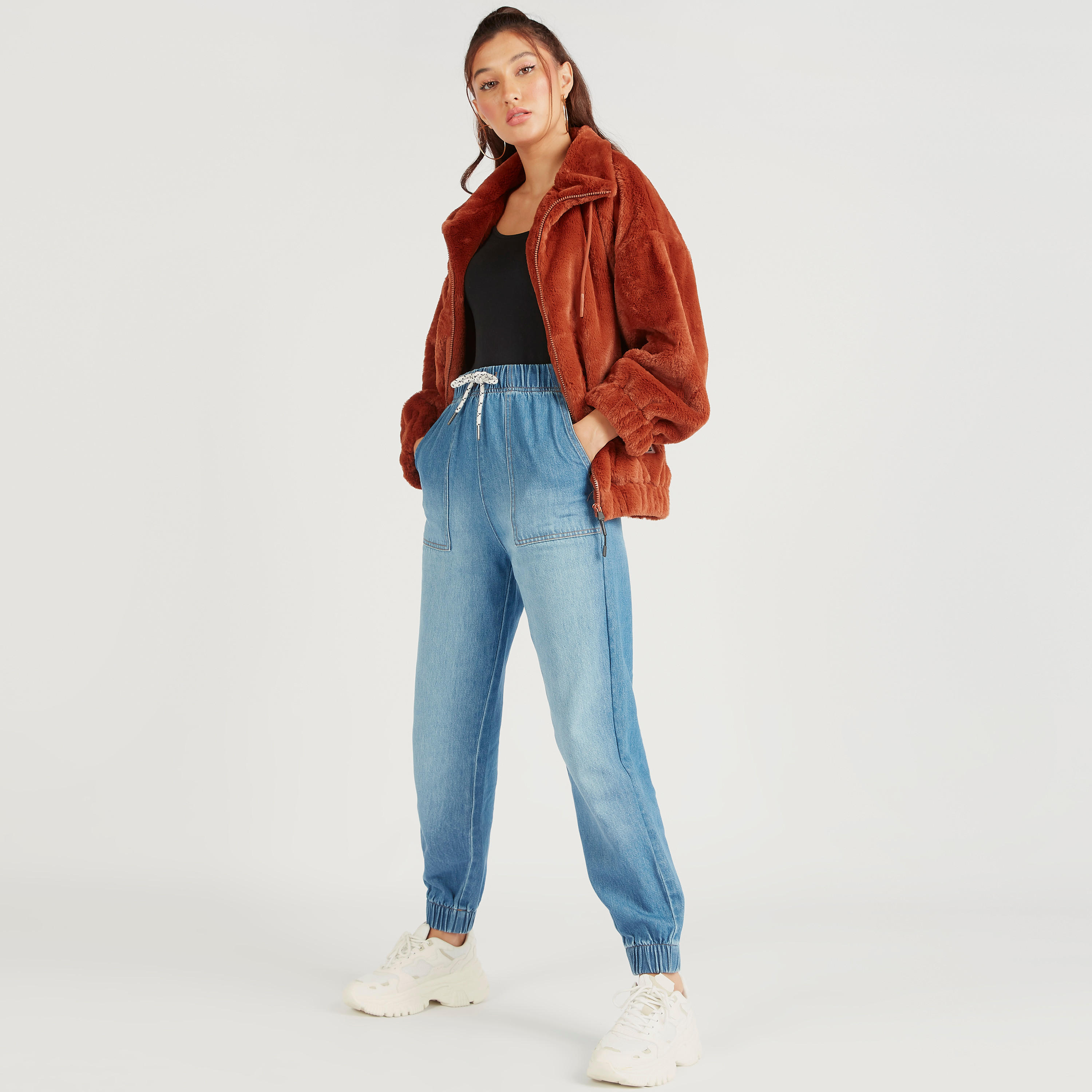 بنطلون رياضي دنيم بخصر متوسط الارتفاع ورباط إغلاق وجيوب-women-clothing-bottoms-joggers-image-3