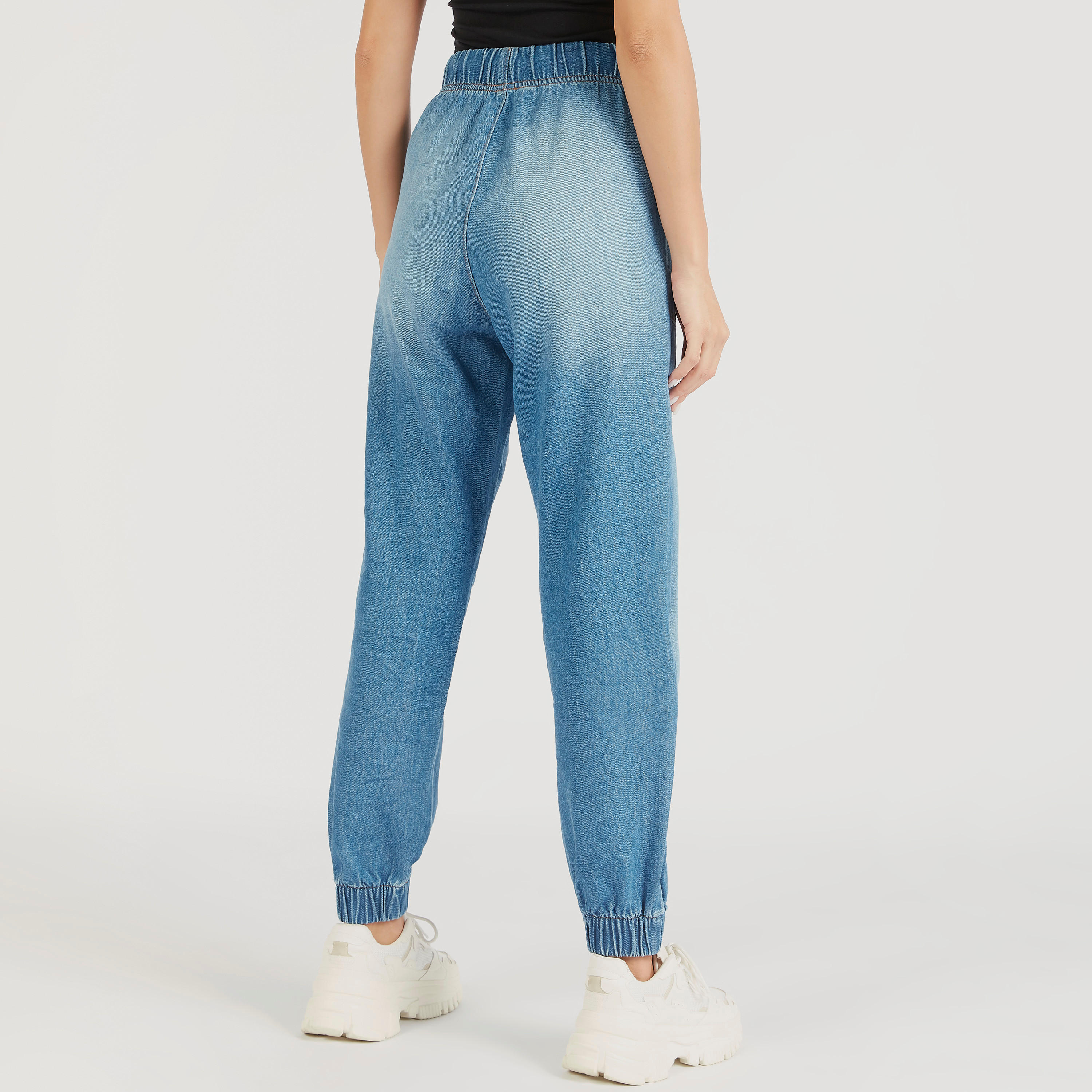 بنطلون رياضي دنيم بخصر متوسط الارتفاع ورباط إغلاق وجيوب-women-clothing-bottoms-joggers-image-1