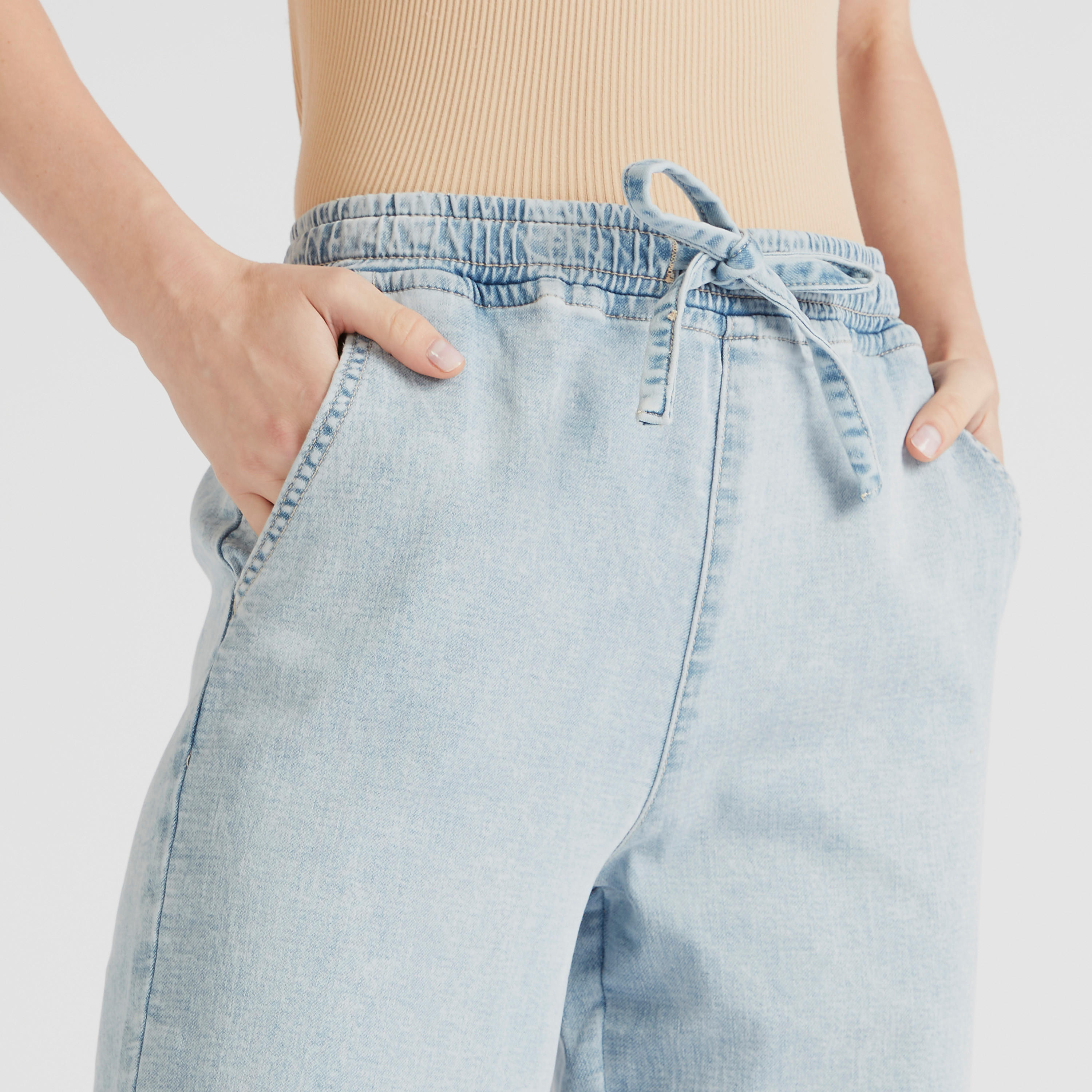 بنطلون جينز سادة برباط إغلاق وجيوب-women-clothing-bottoms-jeans-image-4