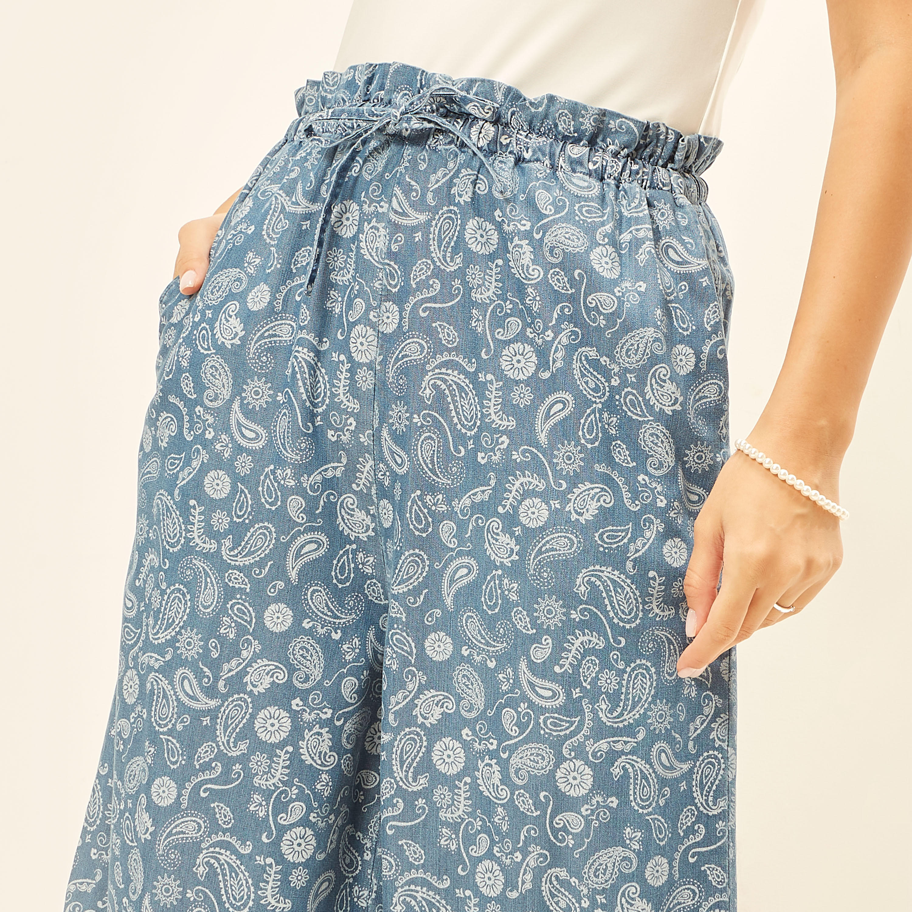 بنطلون بالازو دنيم برباط إغلاق وجيوب وطبعات-women-clothing-trousers-image-3