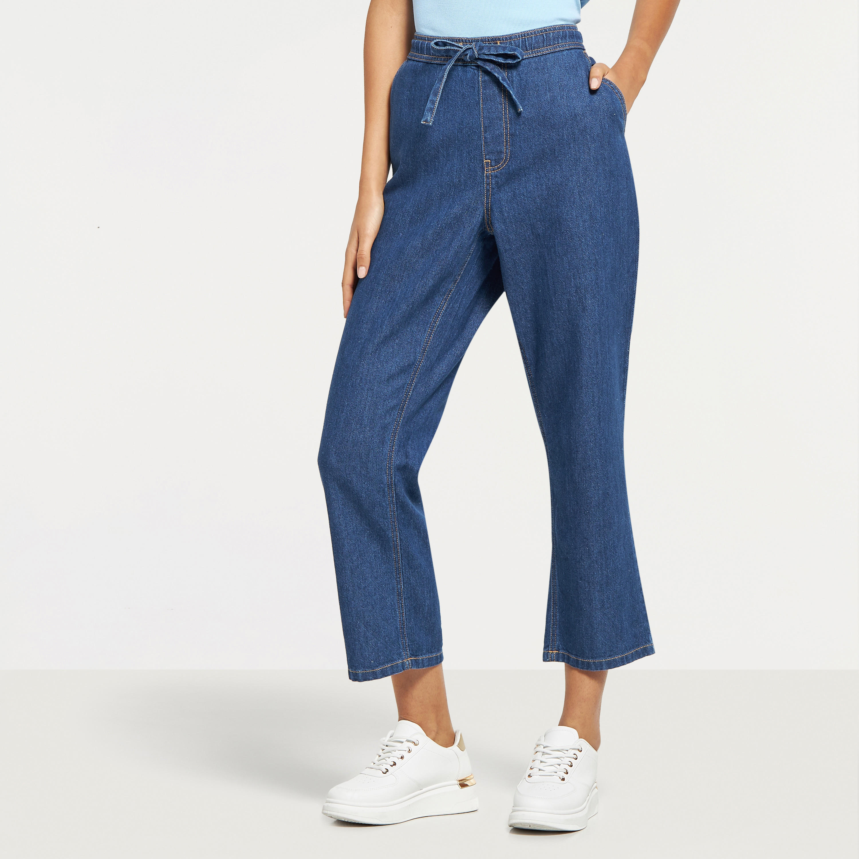 بنطلون دنيم سادة بقصة مريحة ورباط إغلاق وجيوب-women-clothing-bottoms-trousers-image-4
