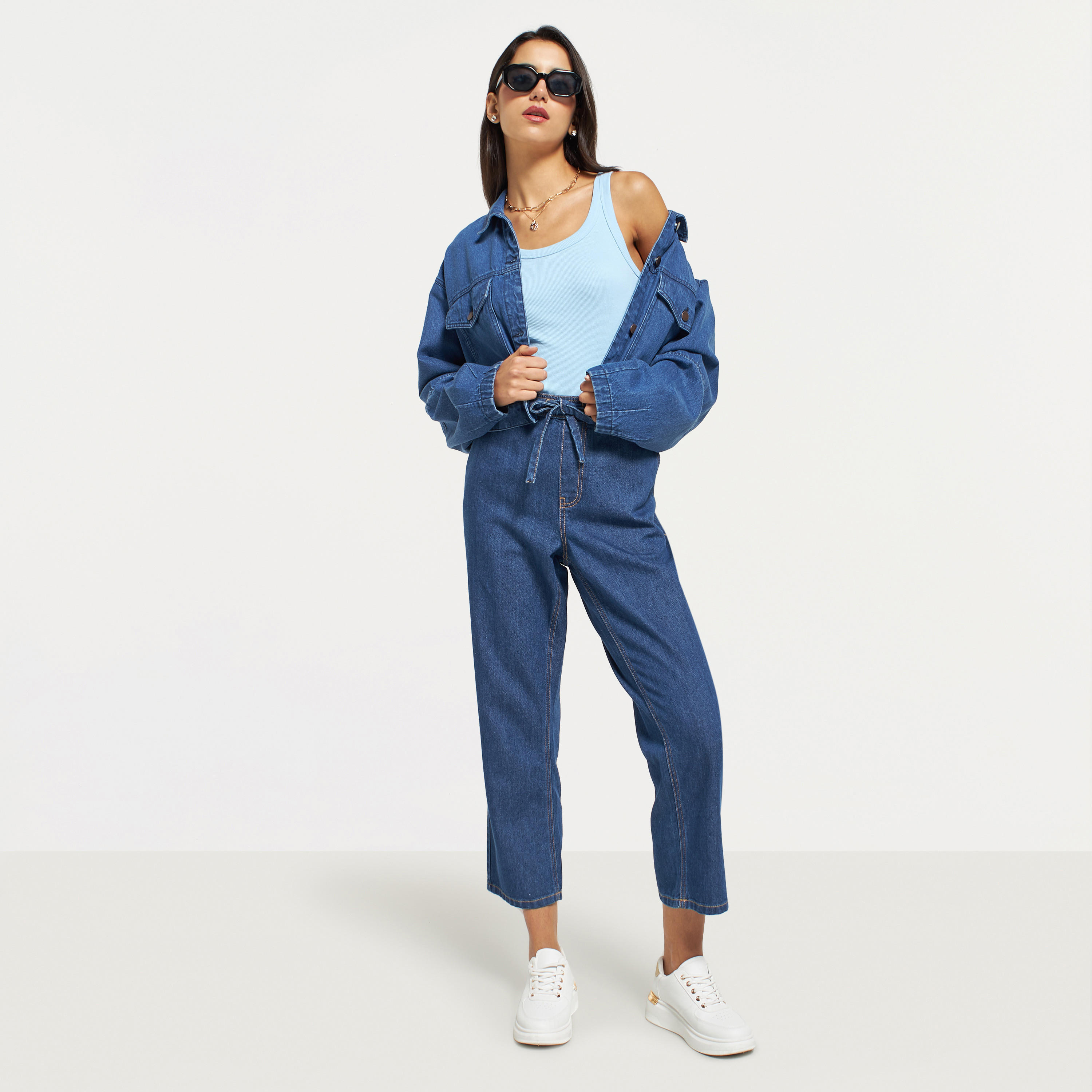 بنطلون دنيم سادة بقصة مريحة ورباط إغلاق وجيوب-women-clothing-bottoms-trousers-image-3