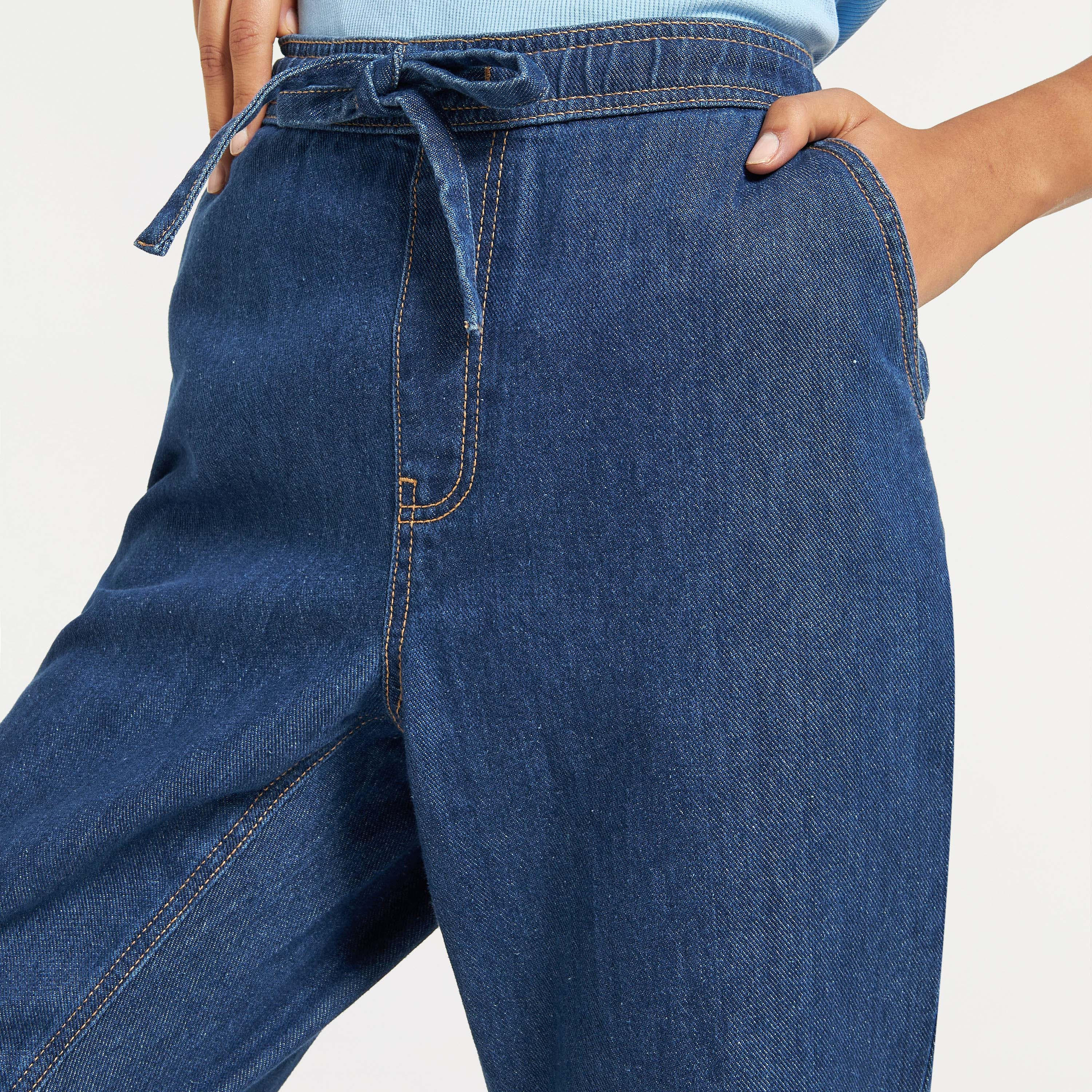 بنطلون دنيم سادة بقصة مريحة ورباط إغلاق وجيوب-women-clothing-bottoms-trousers-image-1