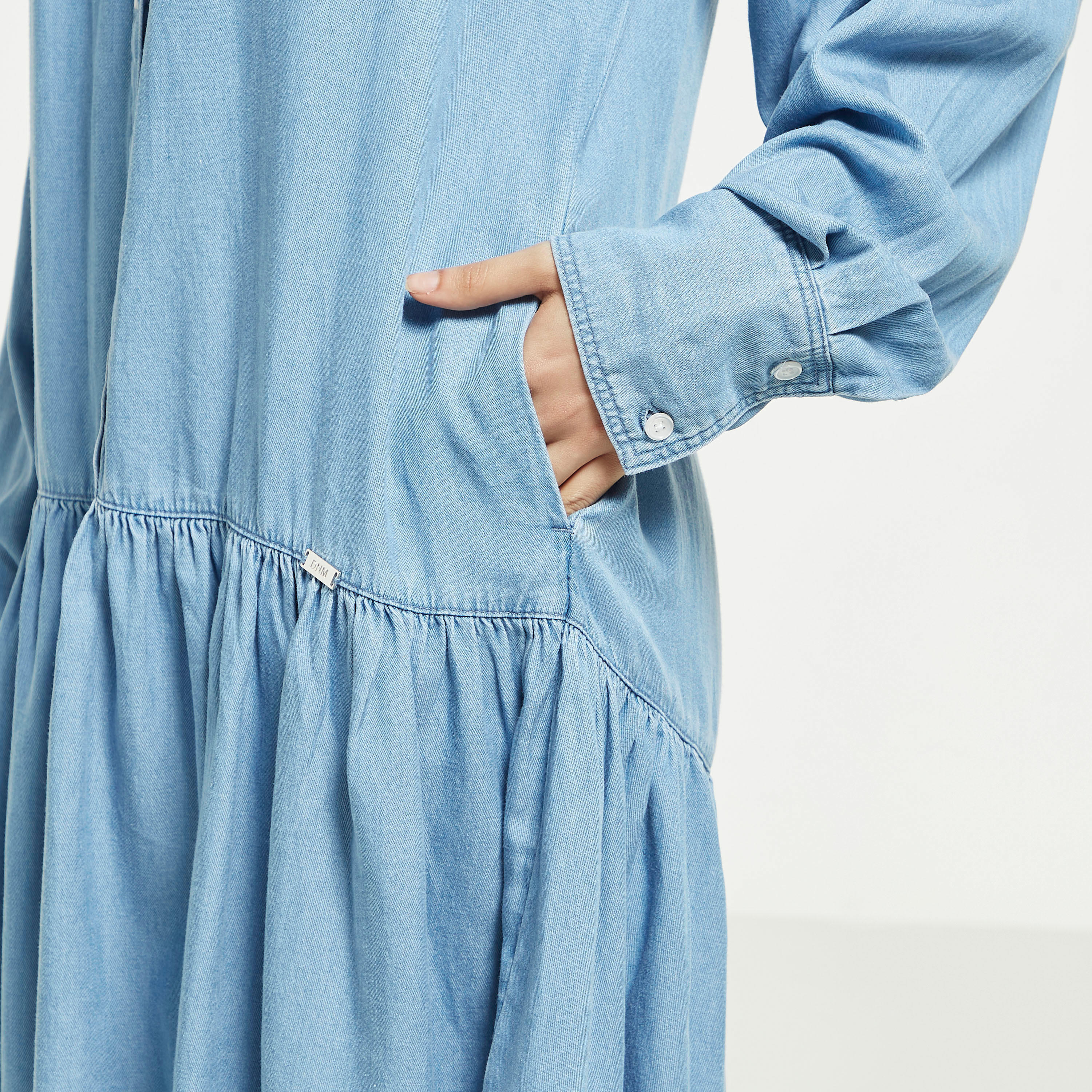 فستان قميص سادة بخصر منسدل وياقة واسعة وجيوب-women-clothing-dresses-image-1