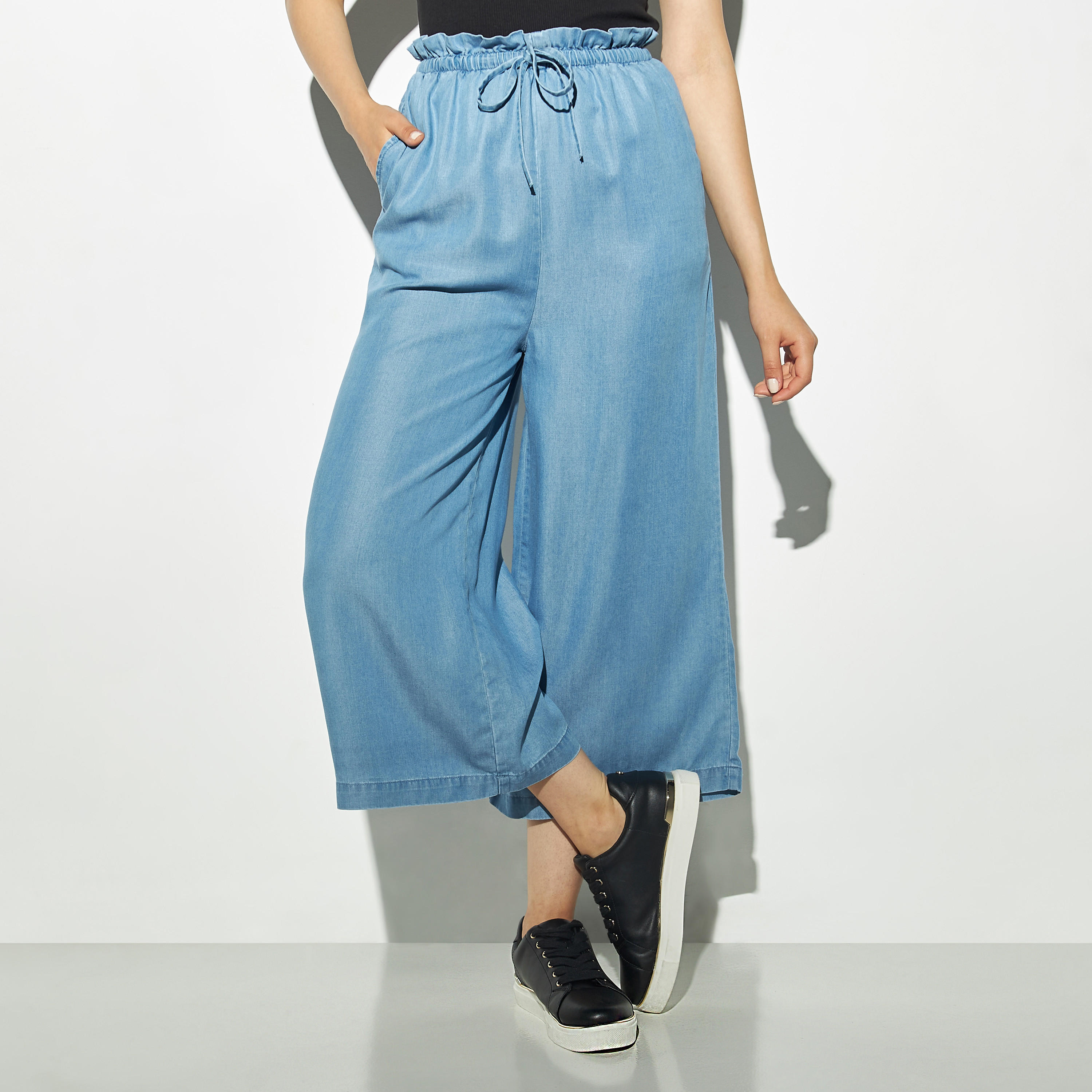 بنطلون قصير بخصر بيبرباج وجيوب-women-clothing-bottoms-trousers-image-1