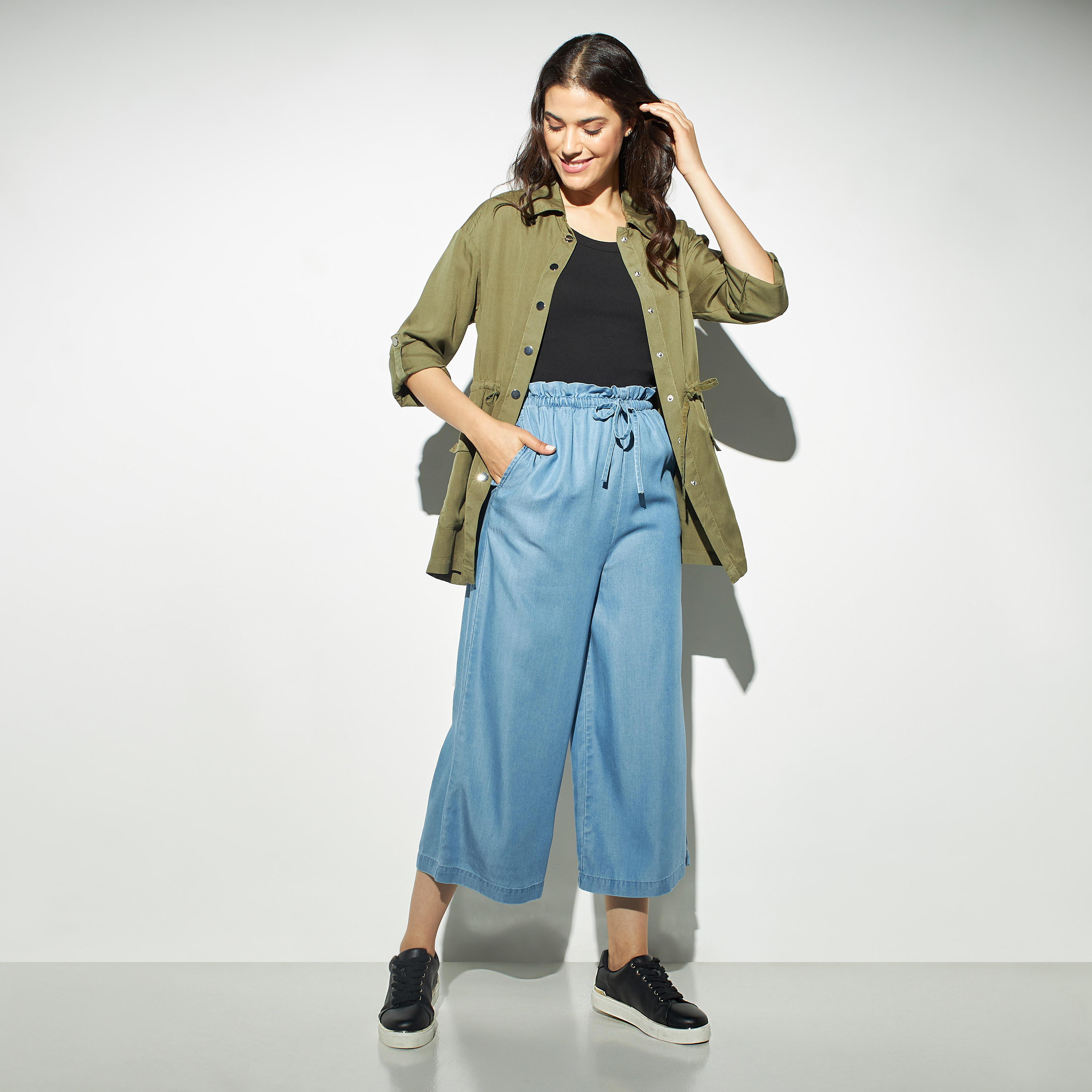 بنطلون قصير بخصر بيبرباج وجيوب-women-clothing-bottoms-trousers-image-2