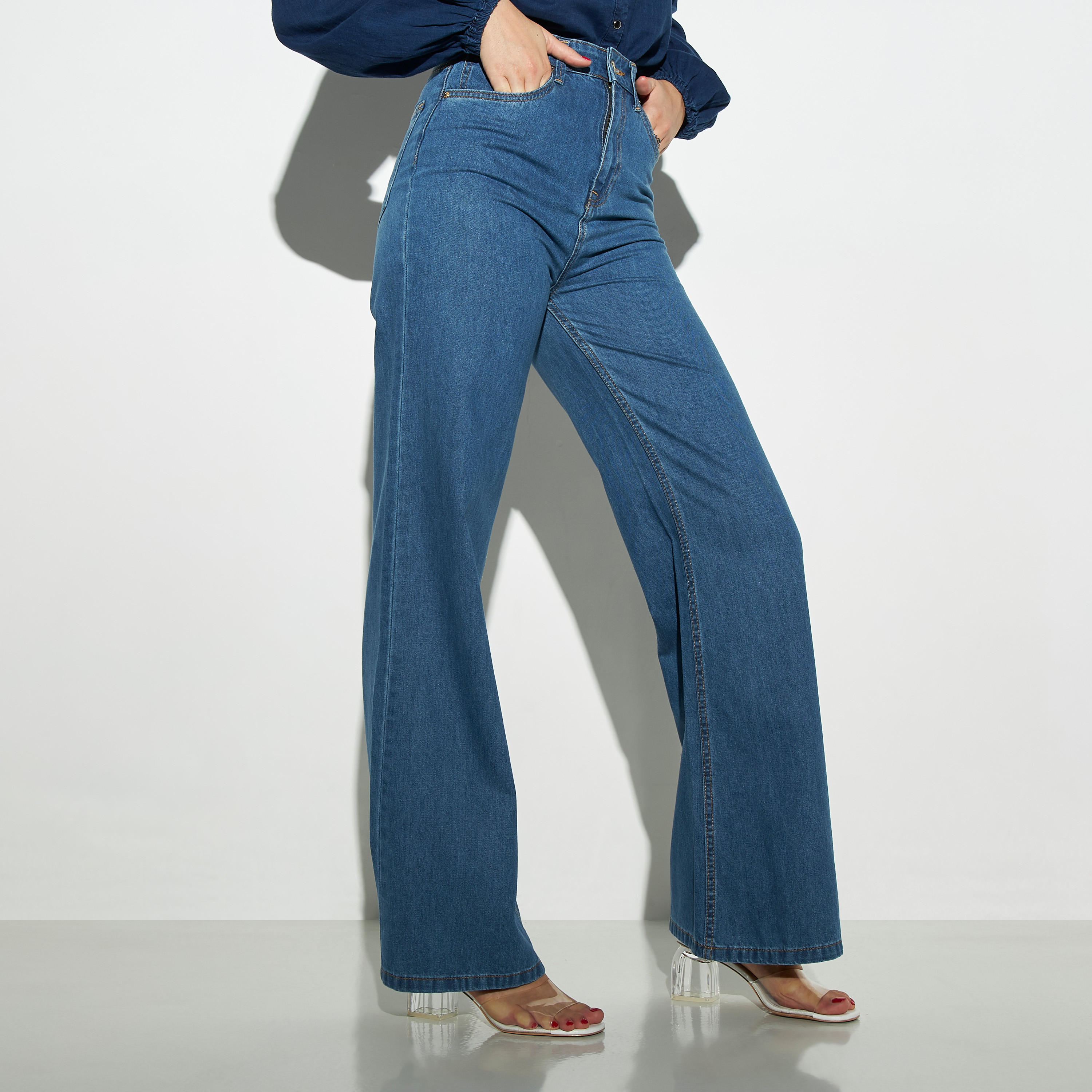 بنطلون جينز سادة واسع الساقين بجيوب-women-clothing-bottoms-jeans-image-4