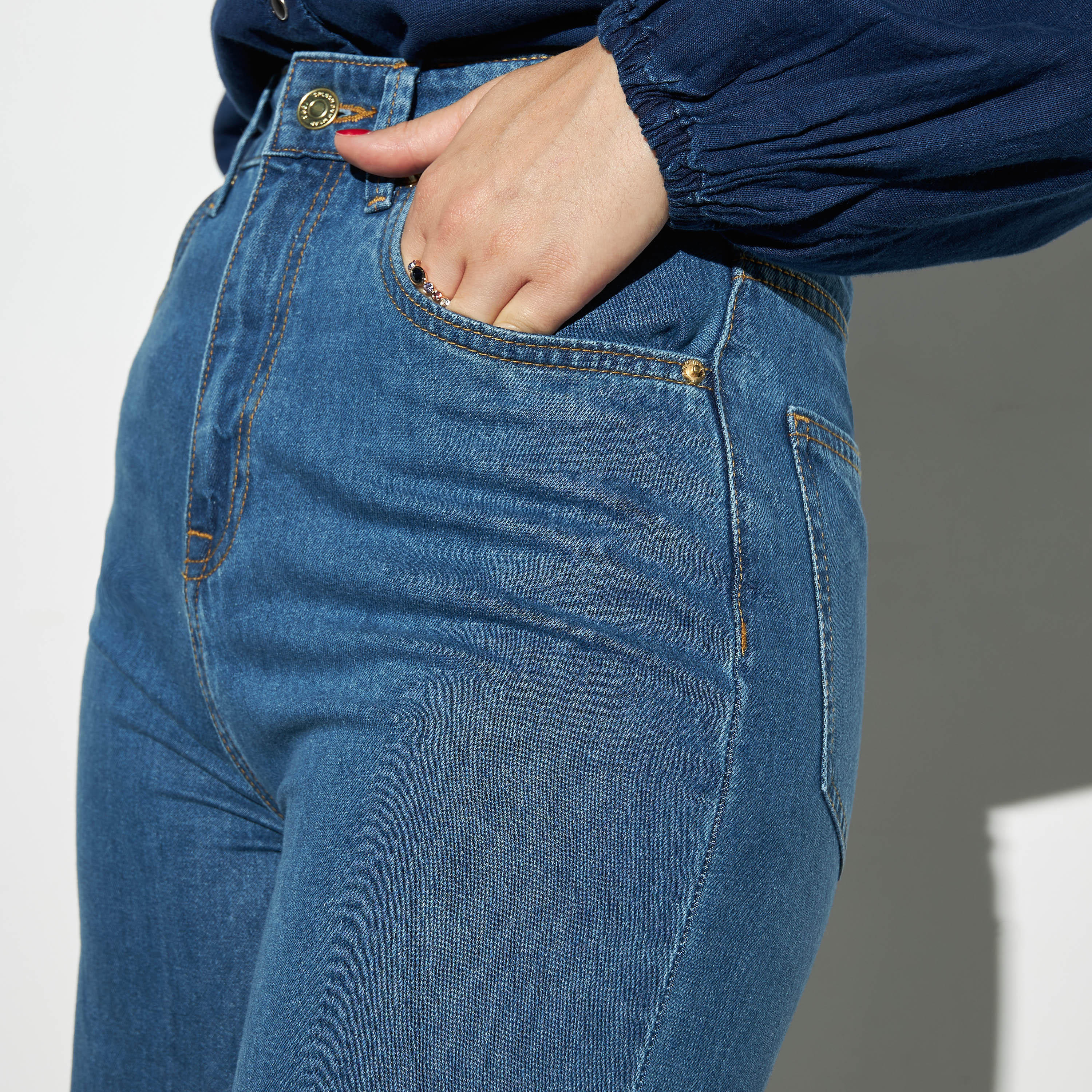 بنطلون جينز سادة واسع الساقين بجيوب-women-clothing-bottoms-jeans-image-1