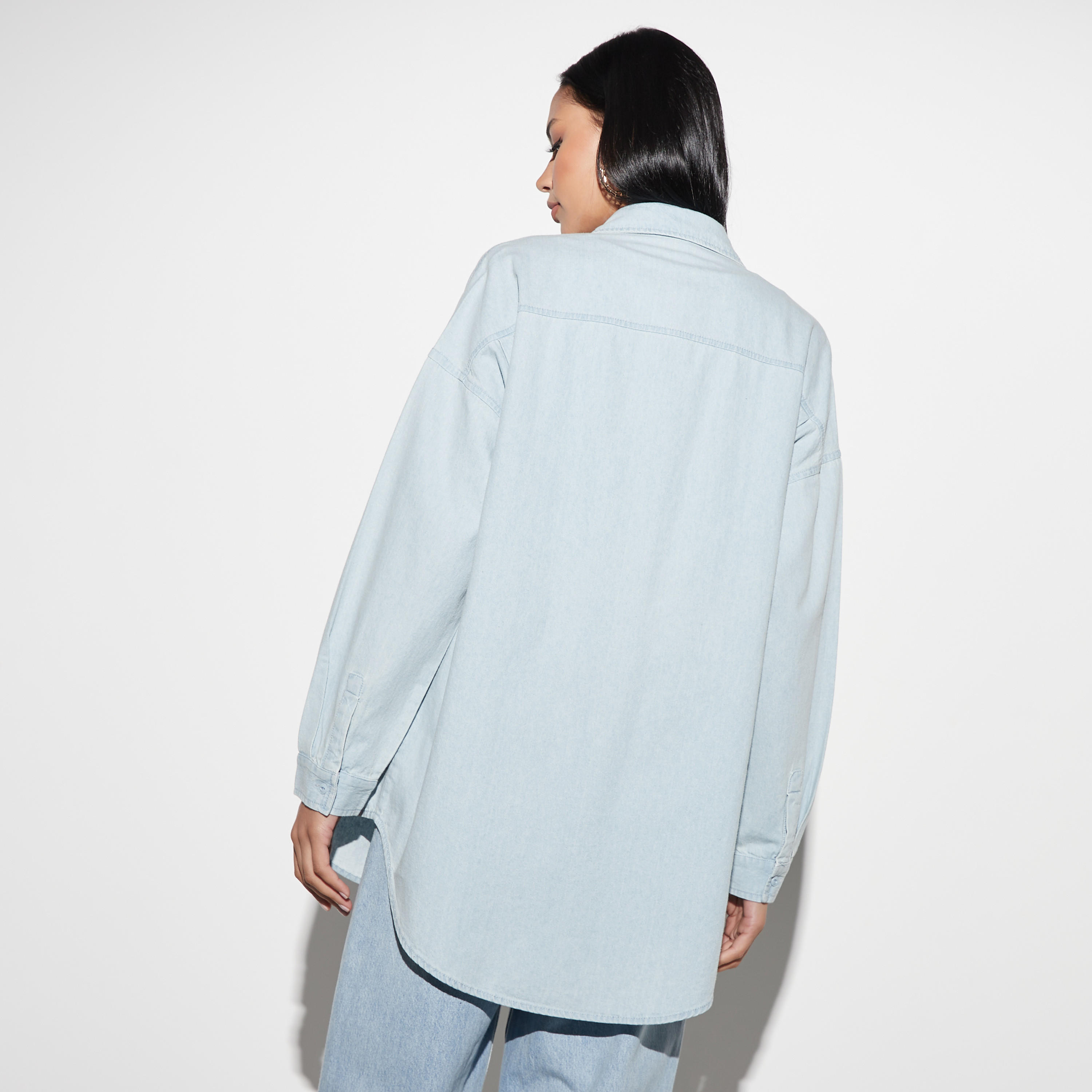 قميص جينز سادة مقاس كبير بجيوب-women-clothing-shirtsandblouses-shirts-image-4