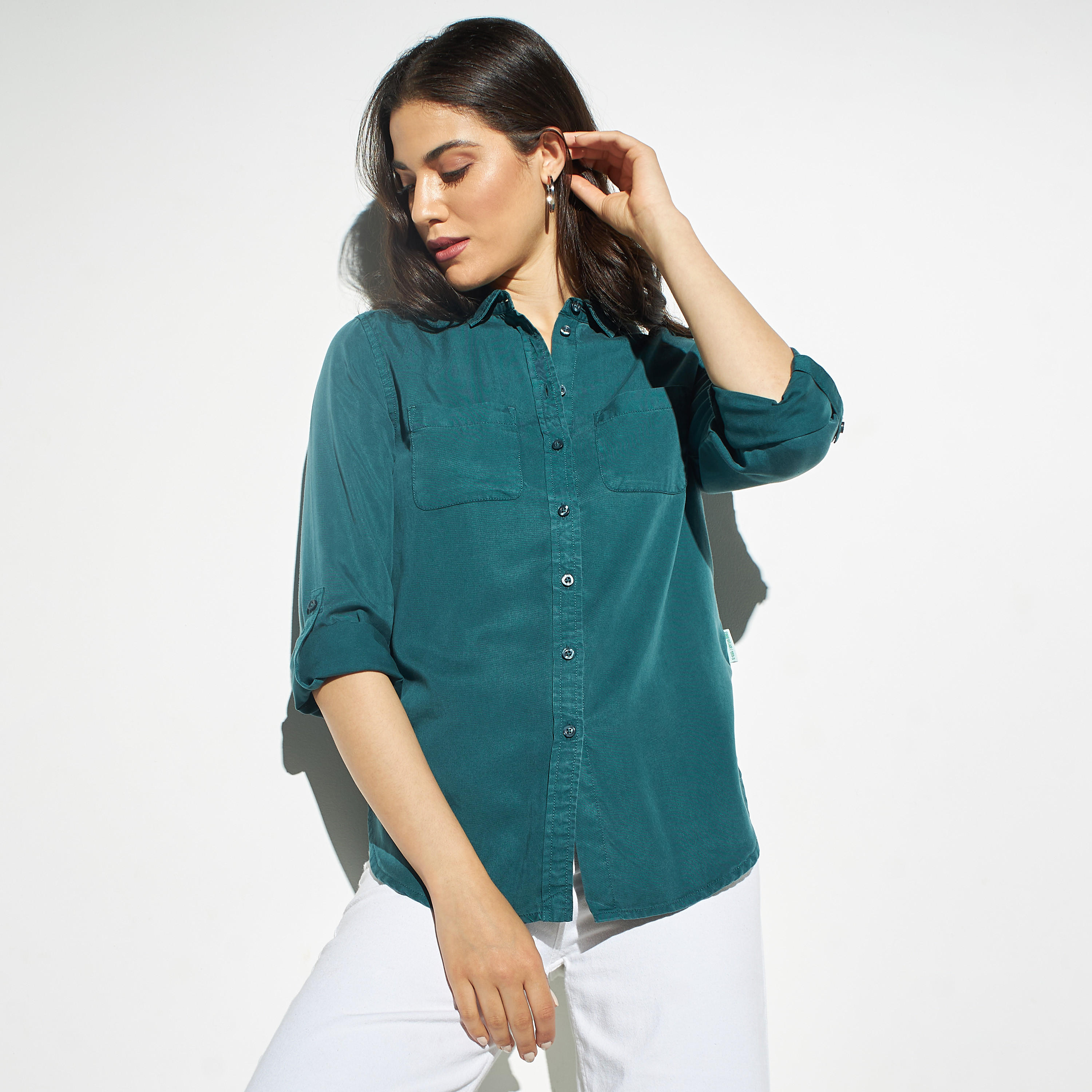 قميص تينسيل سادة بجيوب وأكمام مثنية للأعلى-women-clothing-shirtsandblouses-shirts-image-1