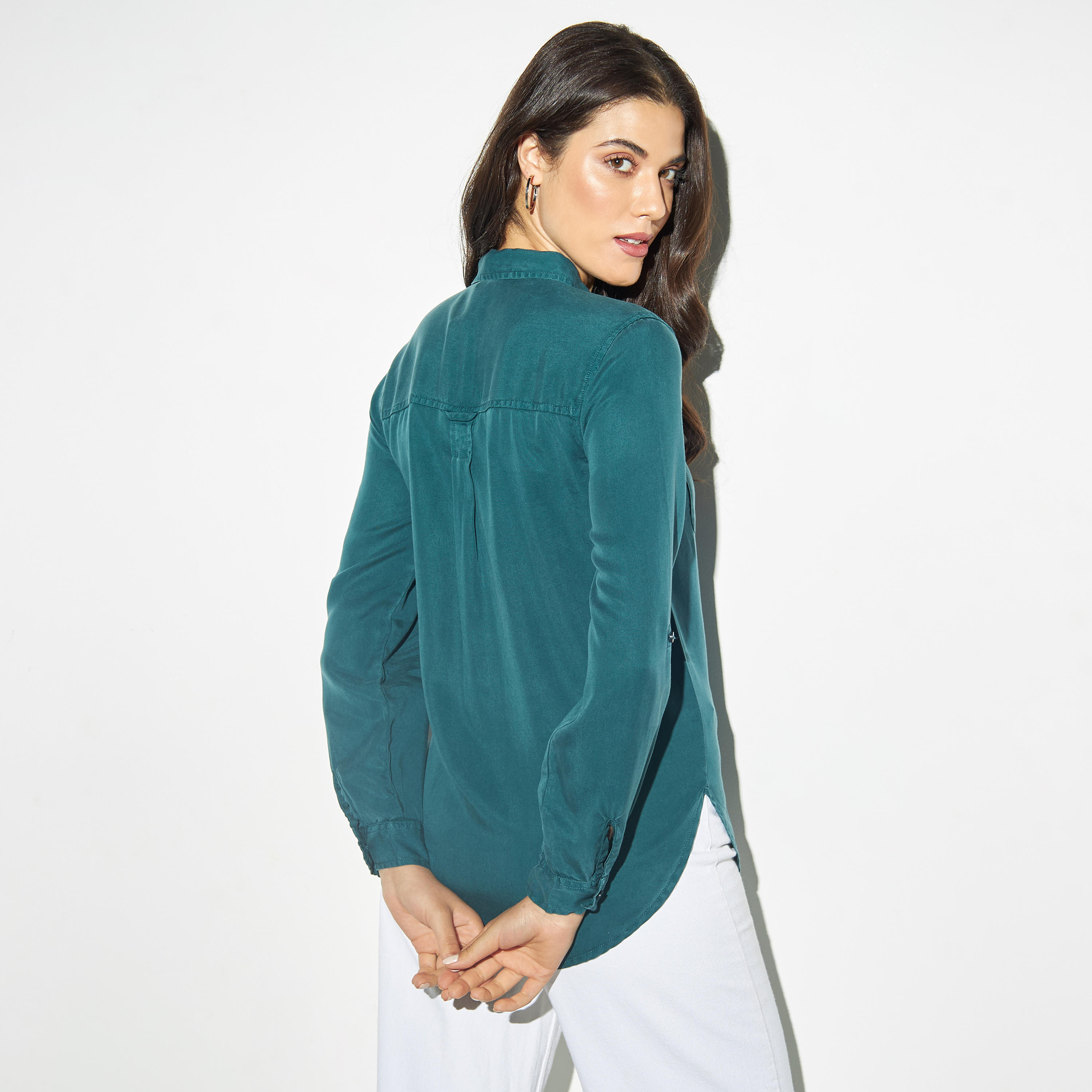 قميص تينسيل سادة بجيوب وأكمام مثنية للأعلى-women-clothing-shirtsandblouses-shirts-image-3