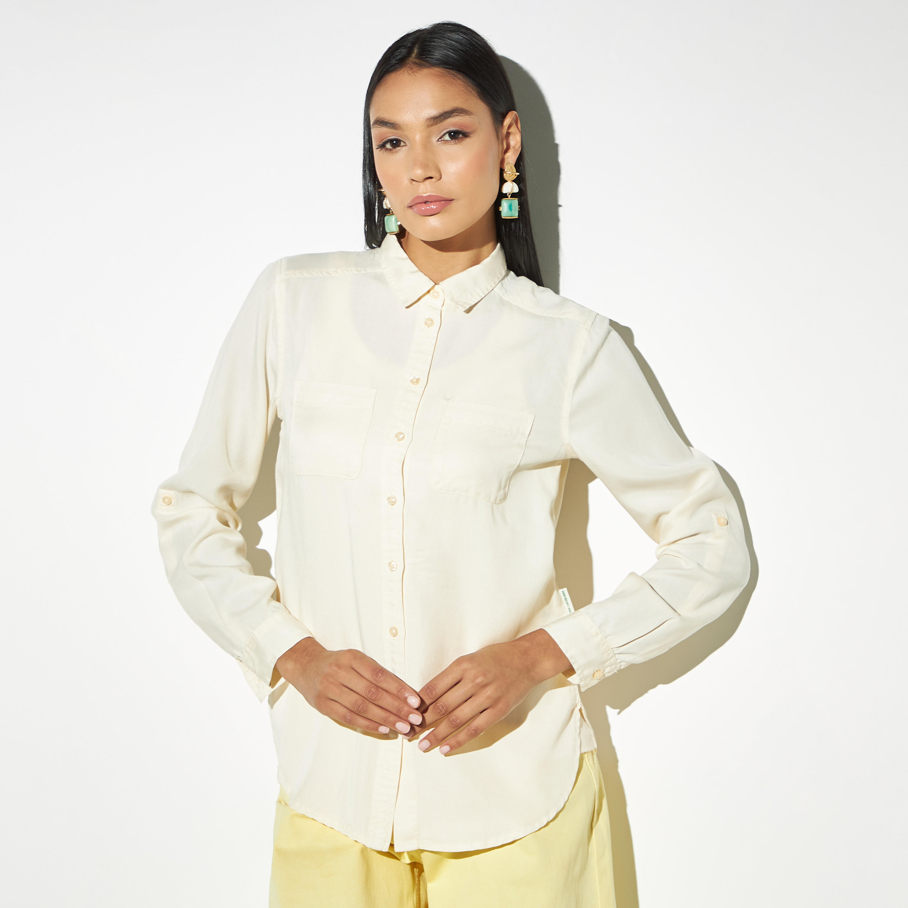 قميص تينسيل سادة بجيوب وأكمام مثنية للأعلى-women-clothing-shirtsandblouses-shirts-image-1
