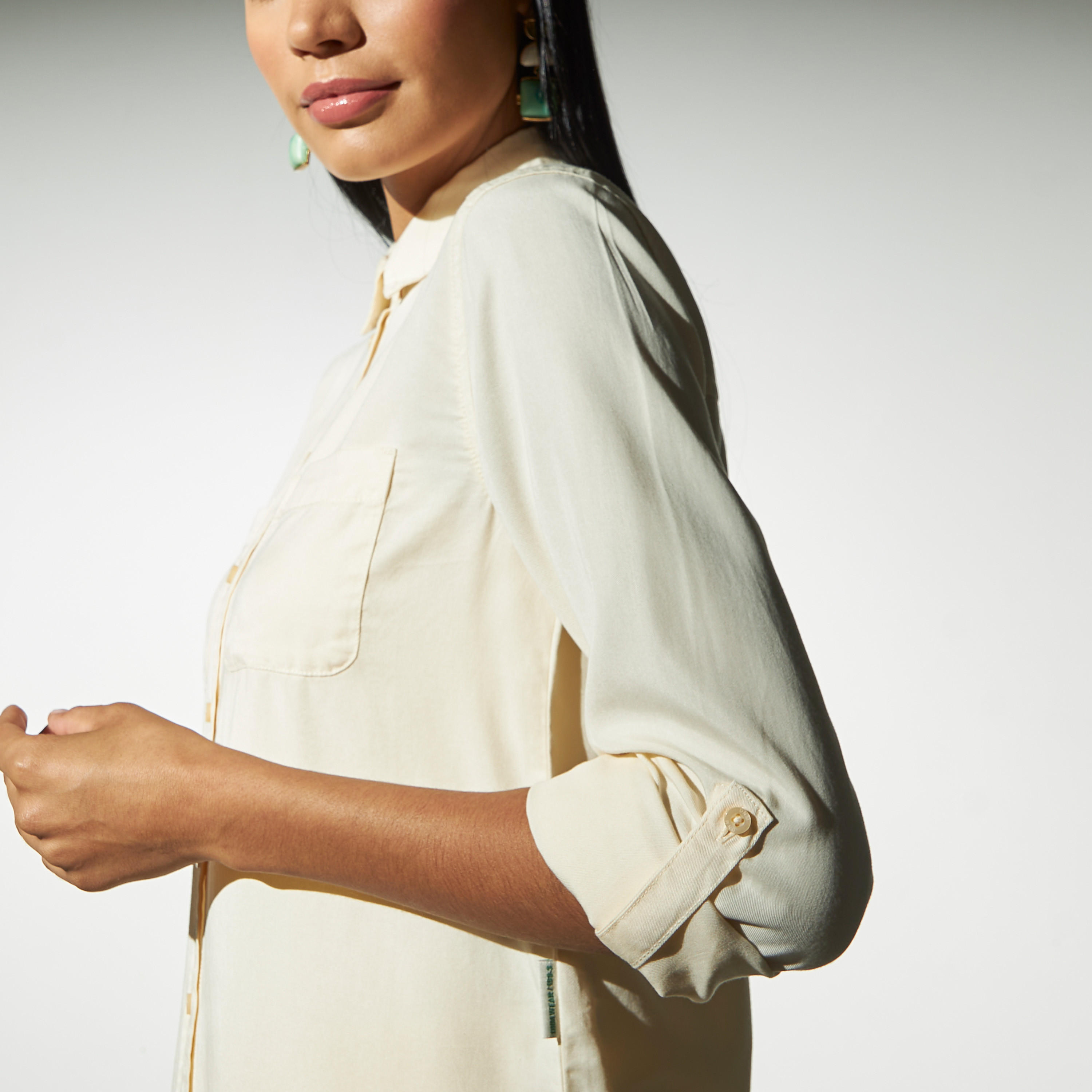 قميص تينسيل سادة بجيوب وأكمام مثنية للأعلى-women-clothing-shirtsandblouses-shirts-image-4